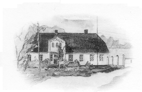 Tegning af et gammelt landsbyhus med to etager, trætag og flere vinduer.