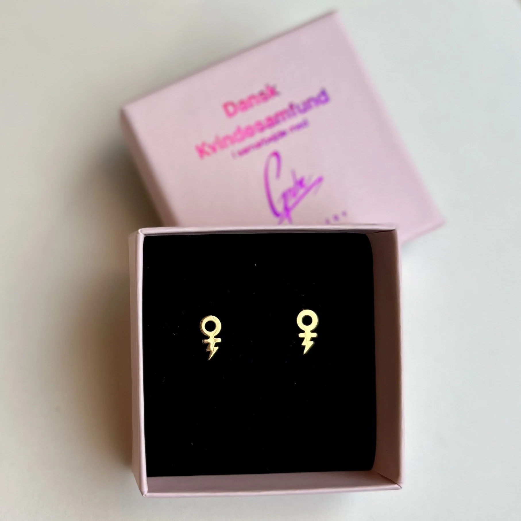 guld ørestikker.jpeg