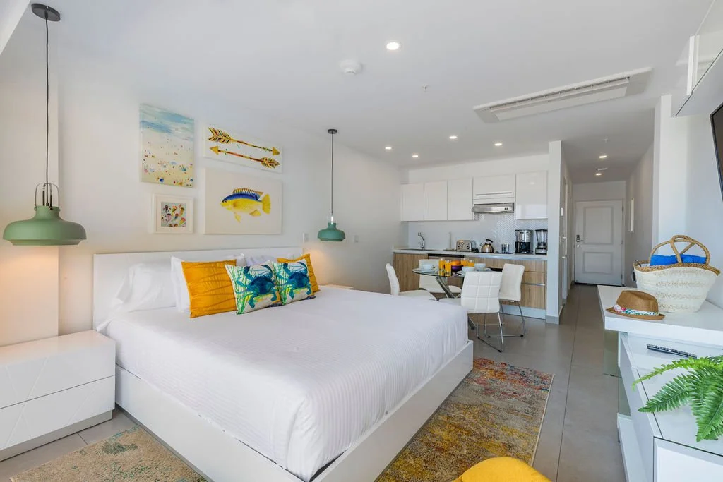 Светло студио с ярка цветна декорация в реновирано AirBnb в Аруба по интериорен дизайн на Призма Студио.