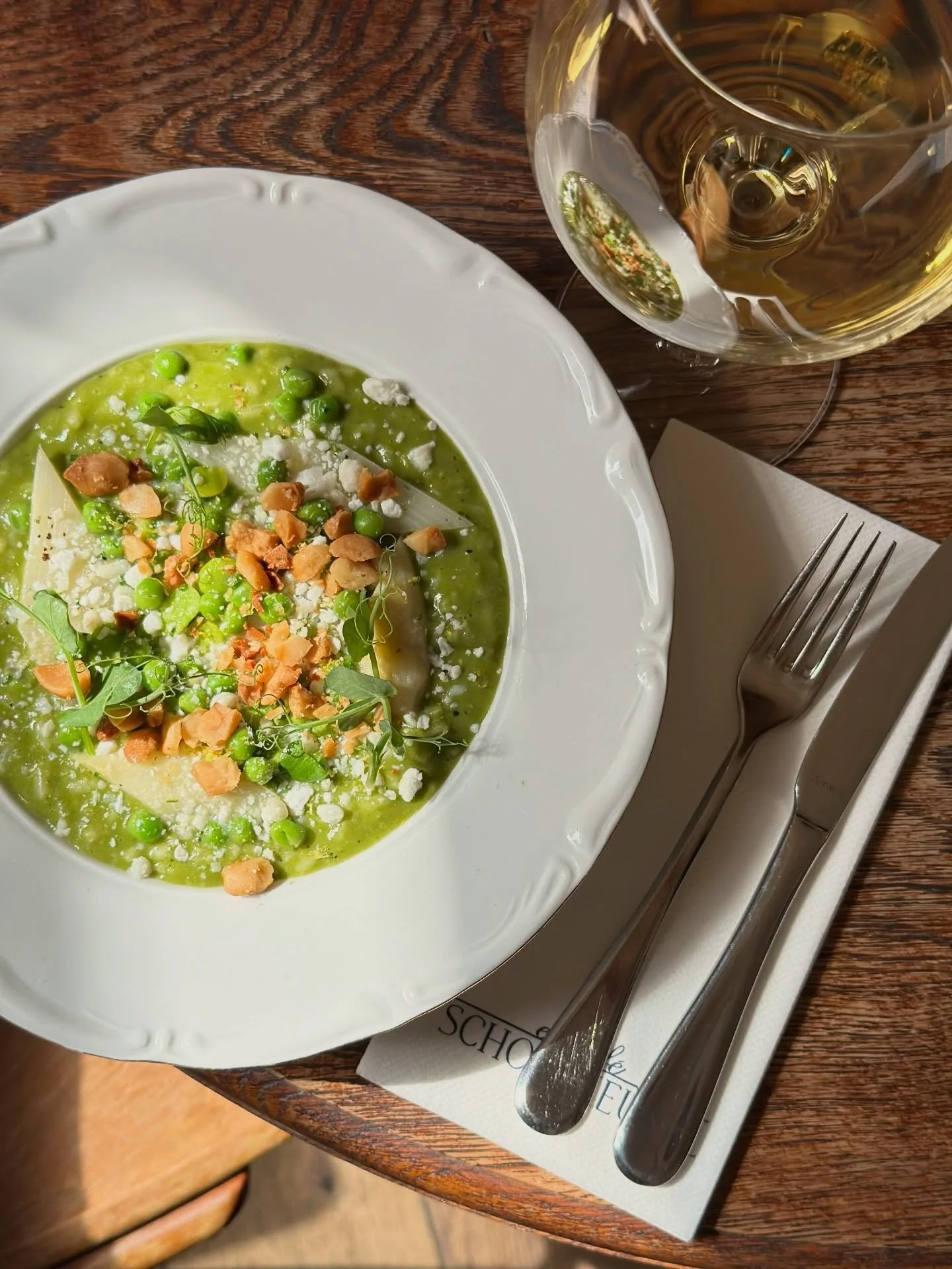 Italiaanse lente op je bord&hellip; 🌱

Risotto | Voorjaarsgroenten | Citroen | Geitenkaas | Macadamia