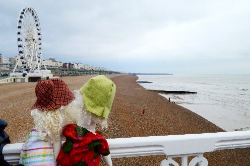 They strolled along the pier to watch the waves