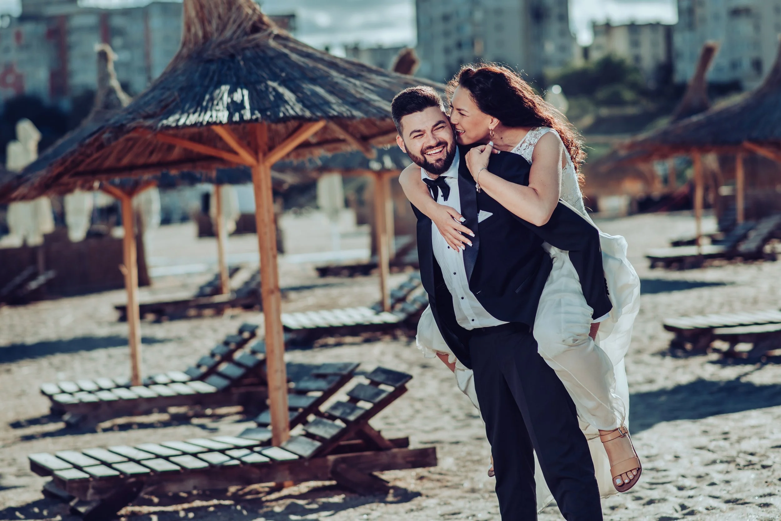 mire si mireasa fericiti la sedinta foto la mare