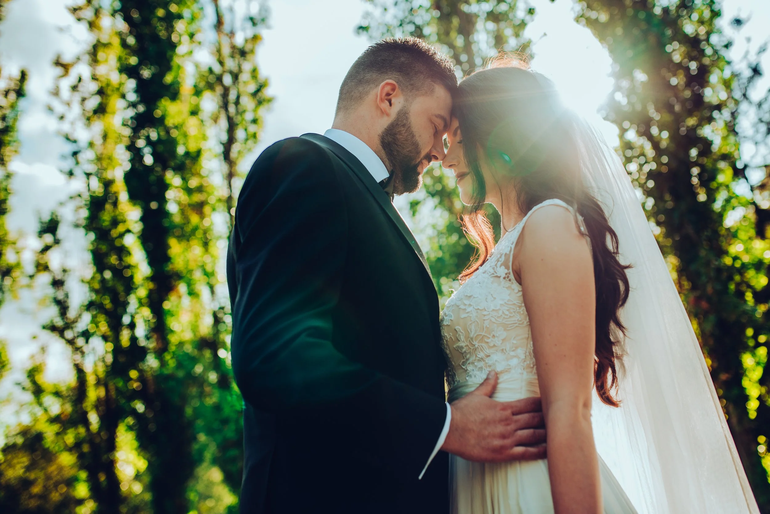 mire si mireasa se tine in brate la nunta