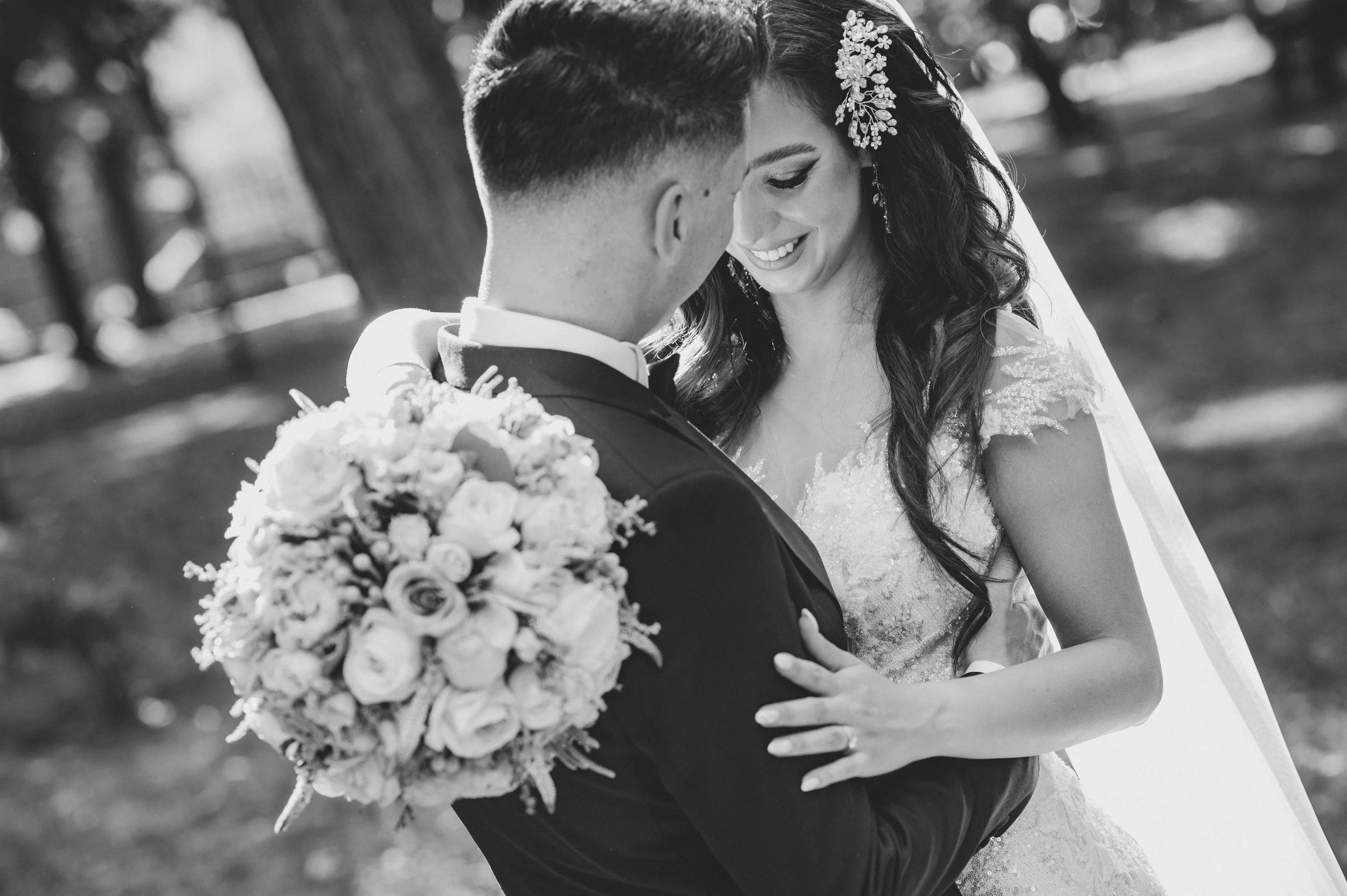 fotografie de nunta alb negru cu mire si mireasa