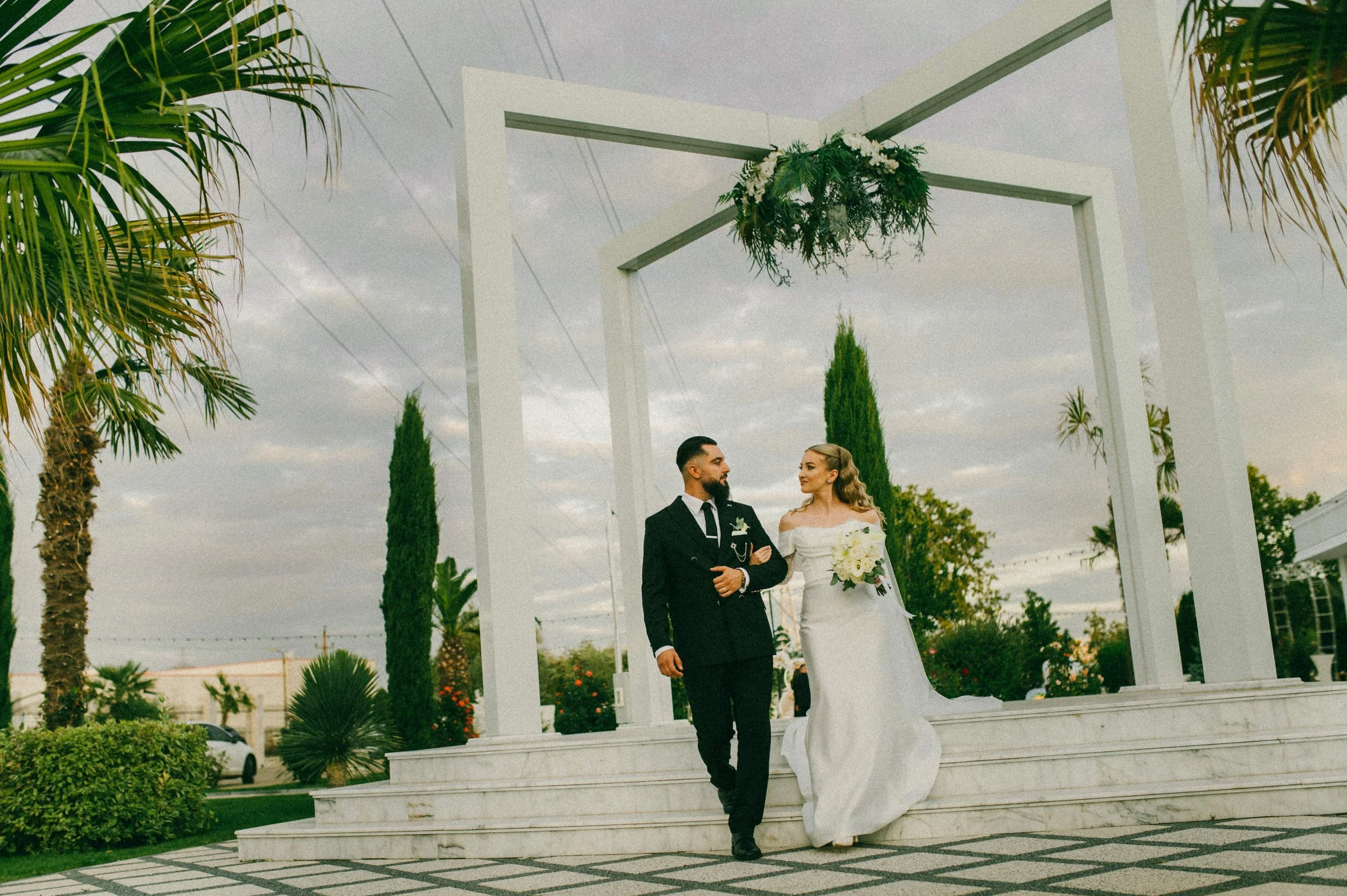 mire si mireasa mergand brat la brat uitandu-se unul la altul