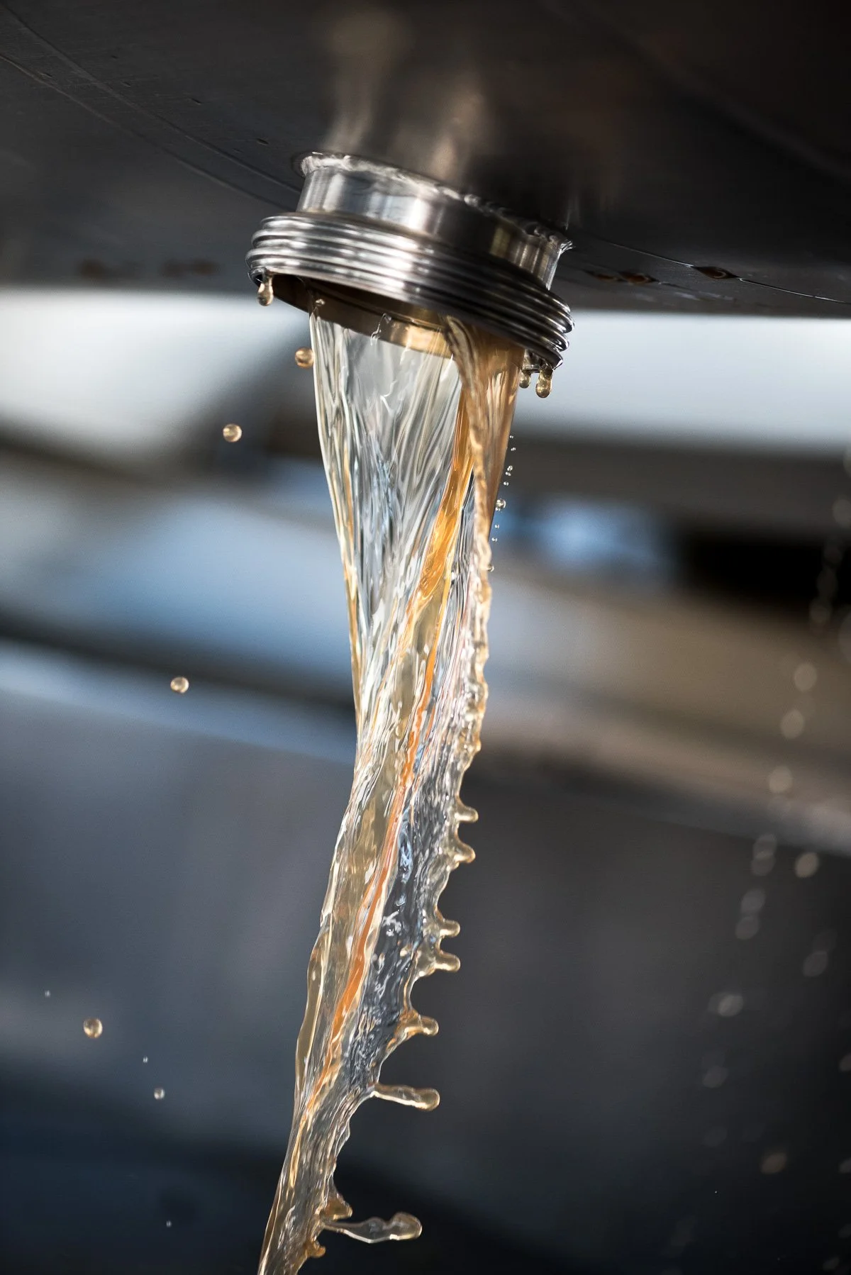 Eau claire s'écoulant d'une canalisation en métal sous un évier.