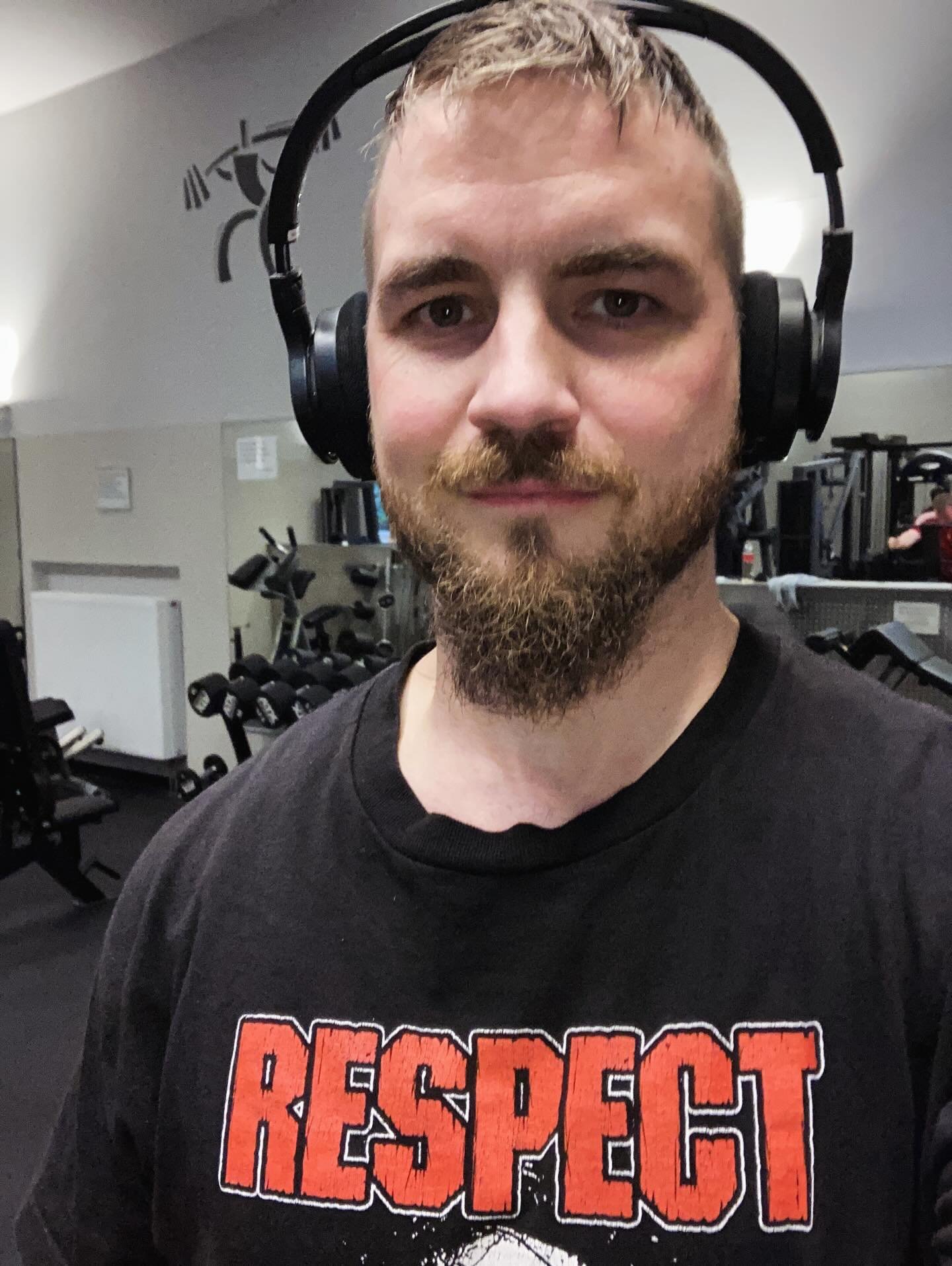 Endlich zur&uuml;ck! 💪
Nach zwei Wochen Zwangspause wegen Erk&auml;ltung hatte ich heute meinen ersten Tag zur&uuml;ck im Gym. Und ehrlich? Es f&uuml;hlte sich an wie nach Hause kommen.
Klar, die Gewichte waren schwerer. Die Luft ging schneller aus.