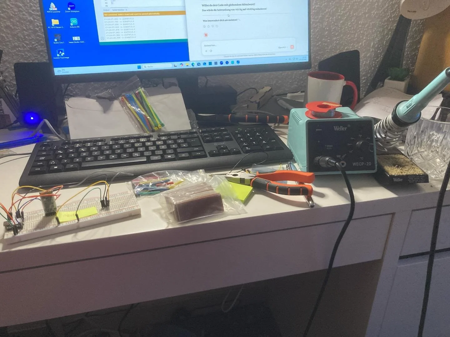 Sonntag. 17 Uhr. Ich sitze seit Stunden hier &ndash; und hab&rsquo;s nicht gemerkt. 🔧
Kein Hunger. Kein Durst. Nur ich, ein Mikrocontroller und das Gef&uuml;hl, genau das Richtige zu tun.
Vor ein paar Monaten h&auml;tte ich nie gedacht, dass ich mal