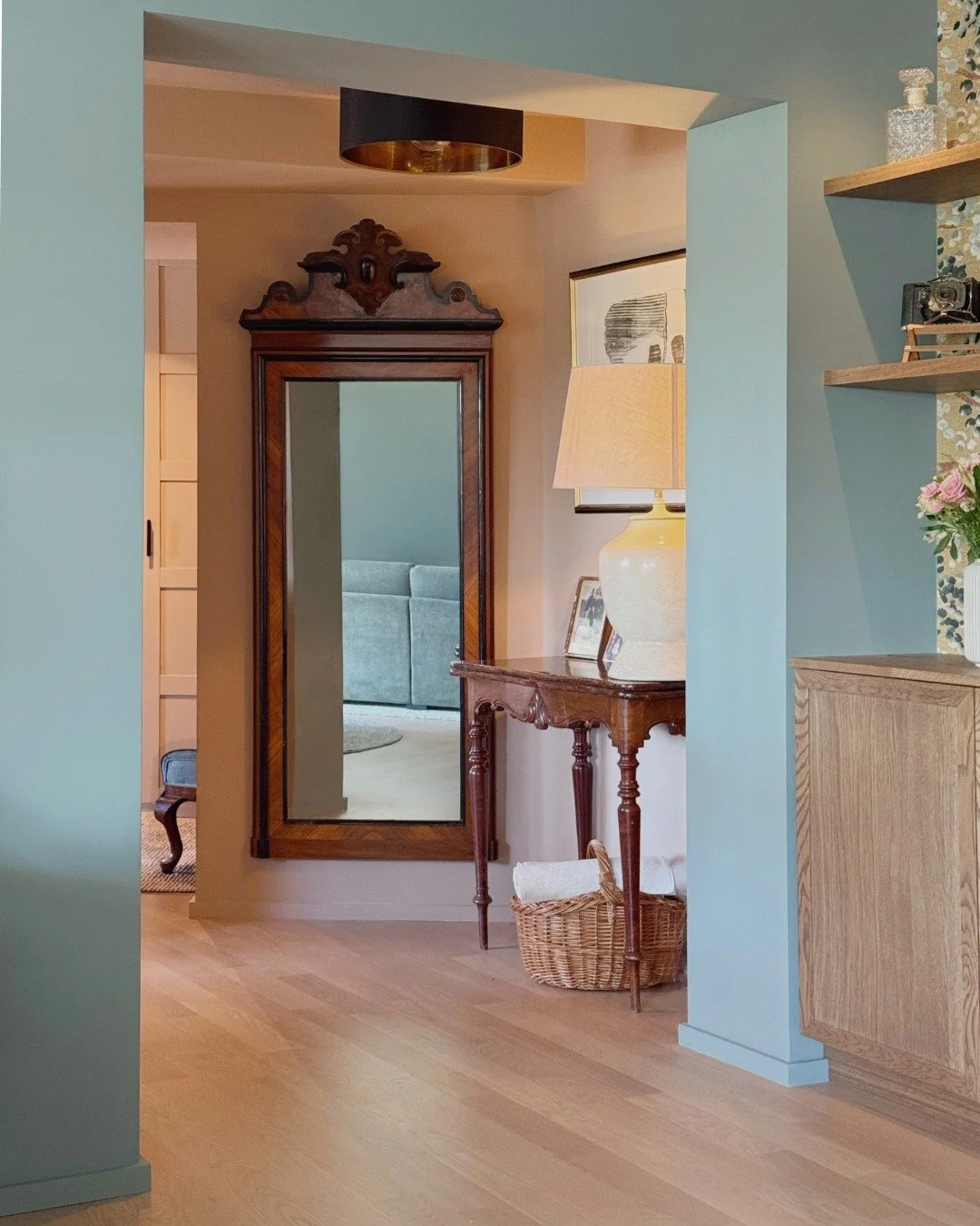 Fargevalg i ny bolig kan f&oslash;les vanskelig🌸
Det var veldig g&oslash;y &aring; f&aring; hjelpe familien med valg av kj&oslash;kken, farger, materialer og tapet i den nye leiligheten deres. 

&Aring; flytte fra barndomshjemmet til leilighet var e