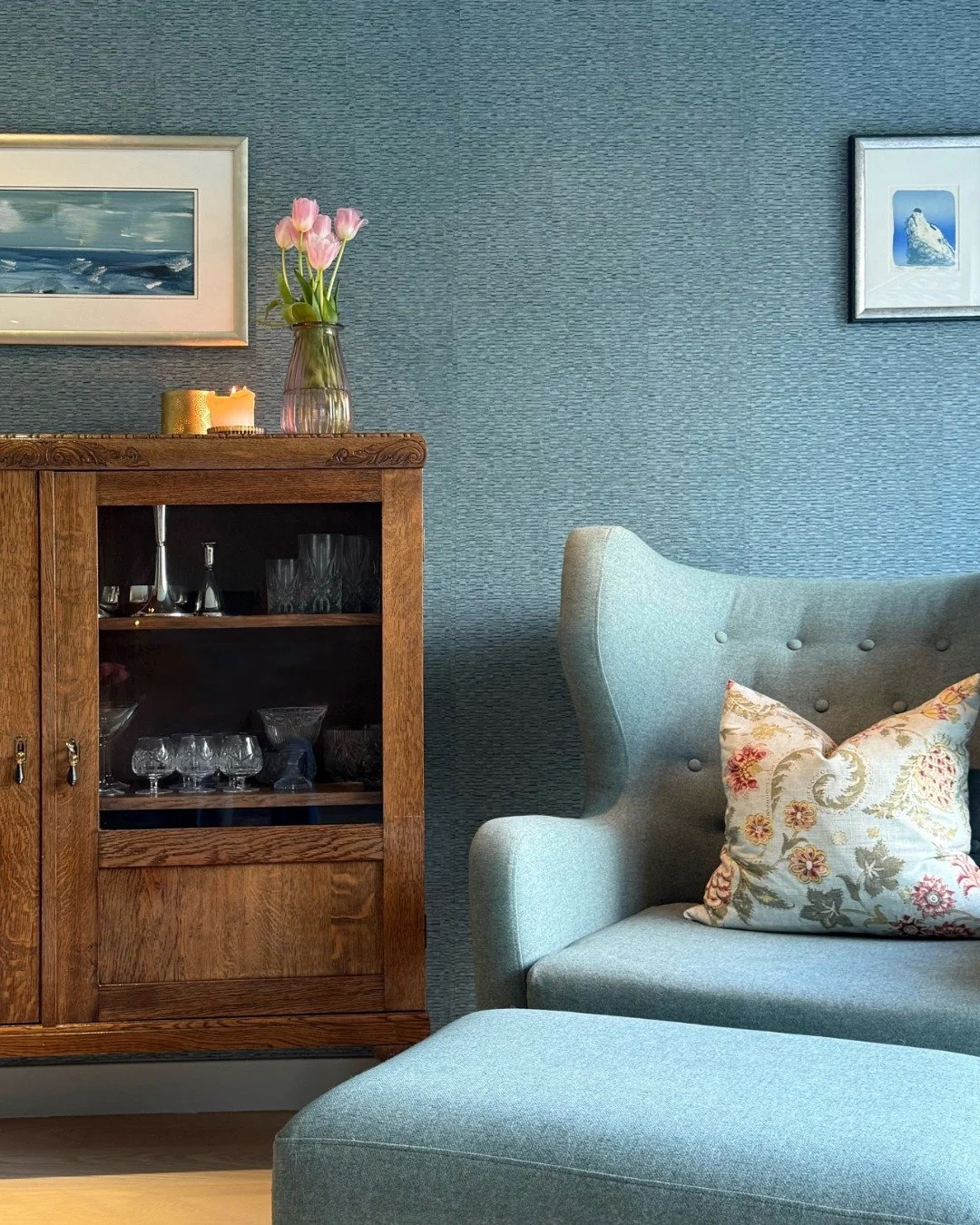 N&aring;r kunden &oslash;nsker seg det lunere, litt mer farger og gjerne noen blomster - da er jeg solgt🌸
Vi endret farge p&aring; vegger og tak til en fin lys bl&aring;gr&oslash;nn farge, fikk inn blomstrete gardiner, puter og teppe som gir rommet 