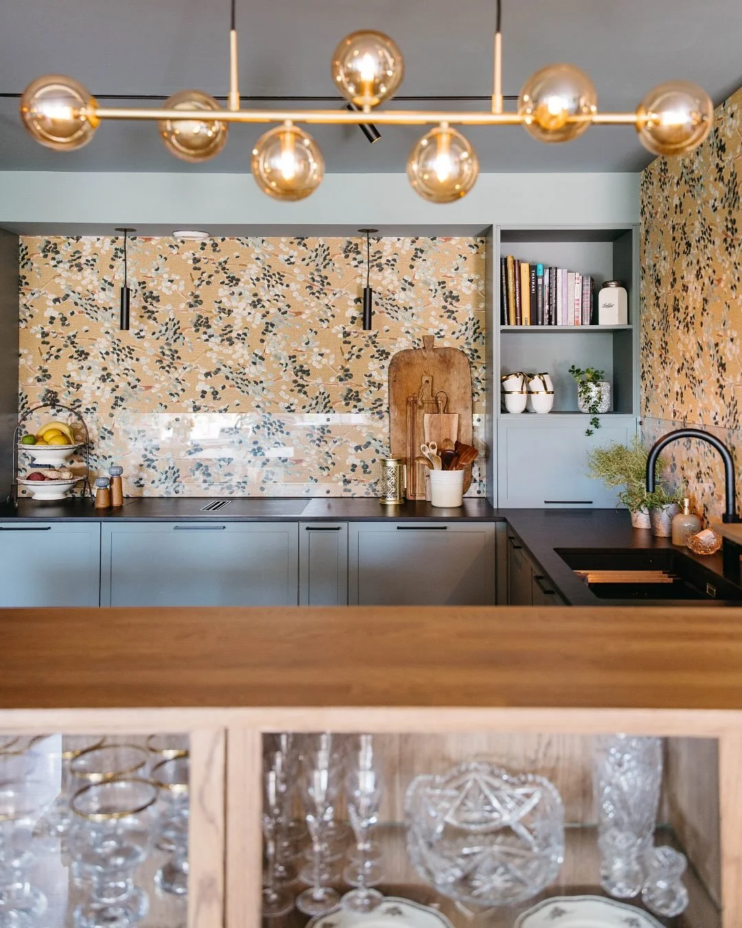 Personlig og annerledes🌸 
S&aring; moro &aring; f&aring; v&aelig;re med &aring; skape et helt unikt kj&oslash;kken sammen med @olerudmaleogsnekkerverksted. Familiens nye bolig hadde kj&oslash;kkenet som et midtpunkt i stuen og spisestuen. Det var de