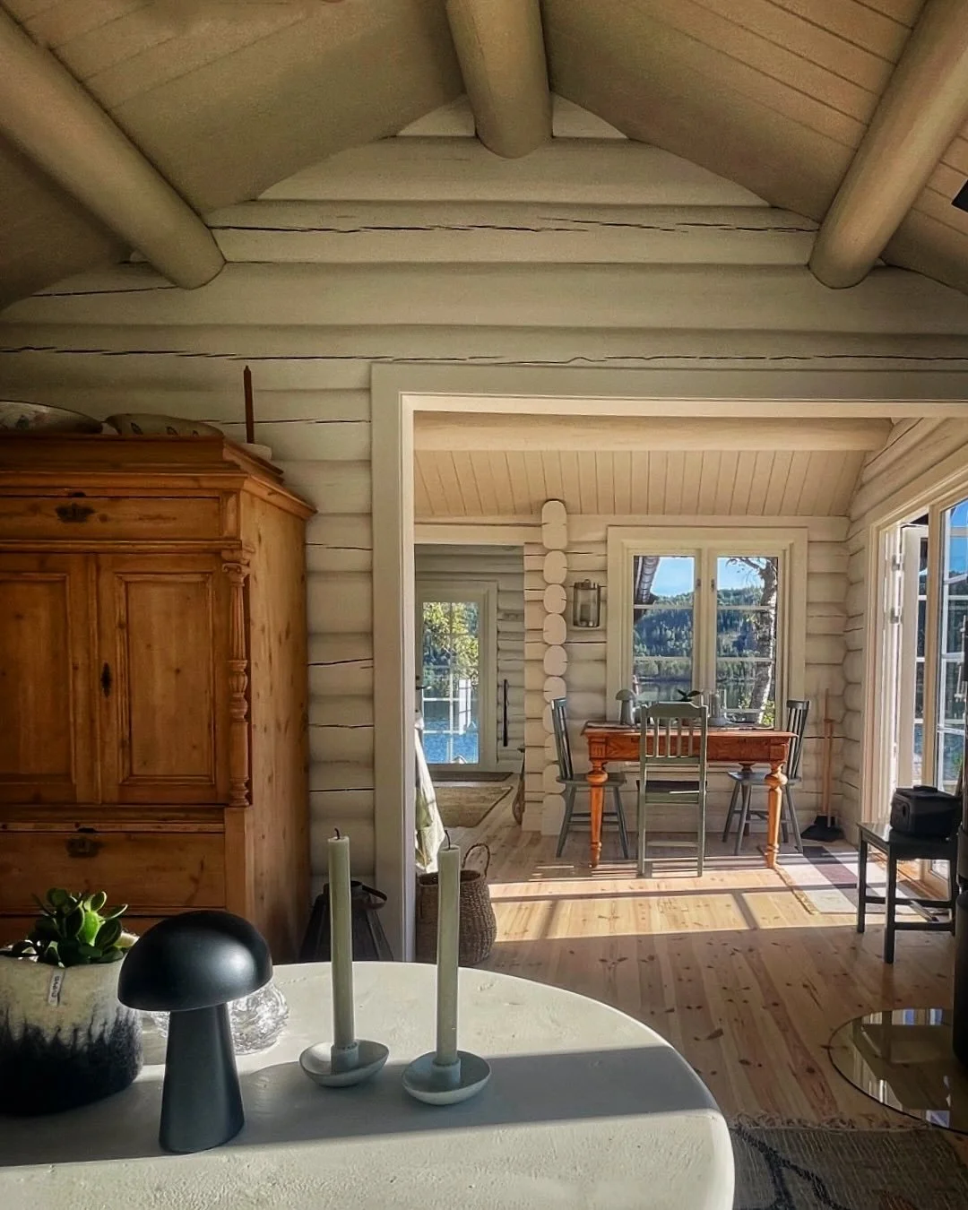 N&aring;r hytta m&aring;tte bygges opp p&aring; nytt var det viktig &aring; ta vare p&aring; det som kunne bli med videre av m&oslash;bler og interi&oslash;r. Vi m&aring;tte tenke smarte l&oslash;sninger p&aring; arealene og ikke minst var det et &os