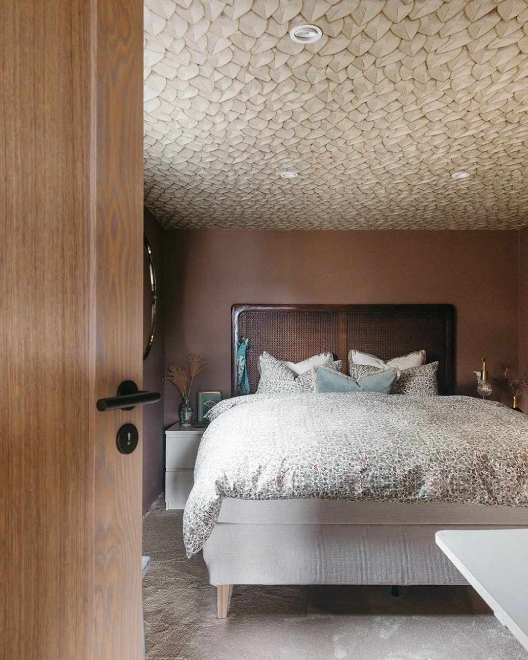 Fra kaldt og gr&aring;tt til varmt og lunt! Det skal ikke alltid s&aring; mye til for &aring; forandre stemningen i et rom. Ny fargepalett, litt shopping p&aring; finn og ikke minst det &aring; sette tapet i taket gjorde rommet unikt og annerledes. D