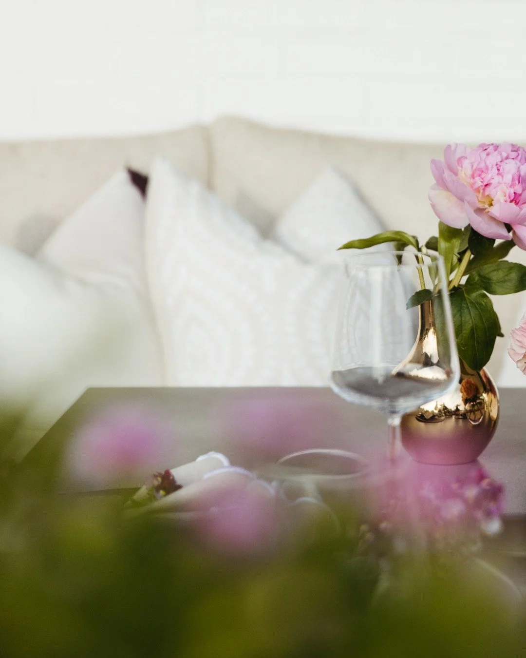 &Aring; benytte uterommet som et ekstra areale om sommeren er veldig smart og hyggelig. Uansett om du har en liten balkong eller en stor hage kan det v&aelig;re lurt &aring; tenke uteomr&aring;det som en egen sone. i dette huset benyttes uterommet so