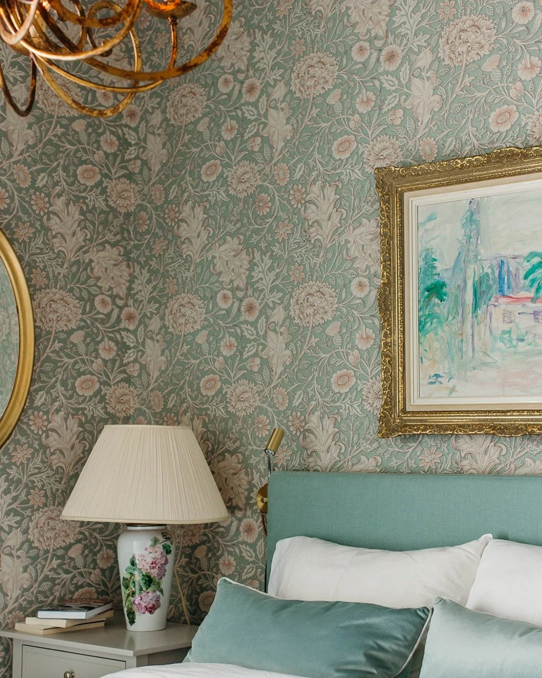 Noen ganger sitter det som et skudd fra f&oslash;rste sekund. Kunden falt pladask for denne tapeten og da var det ikke noe vits &aring; lete noe mer. Tapeten sammen det vakre hun hadde fra f&oslash;r og flotte tekstiler ble rett og slett helt perfekt