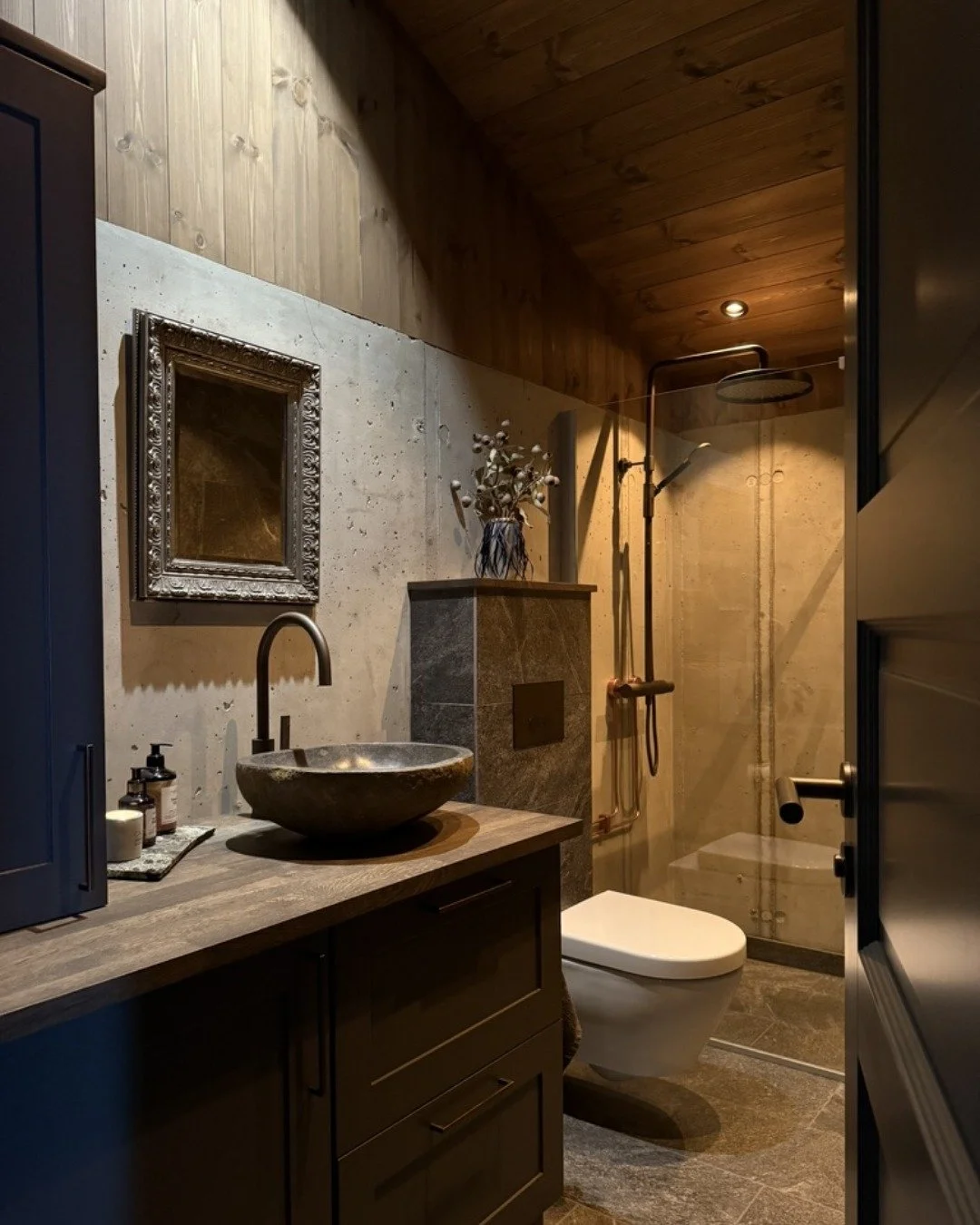 N&aring;r man benytter materialene sin naturlig form og egenskaper dukker det opp spennende kontraster og herlig stemning. Hvorfor ikke la den r&aring; betongen spille hovedrollen og la alt det andre bare v&aelig;re der for at den skal skinne litt ek