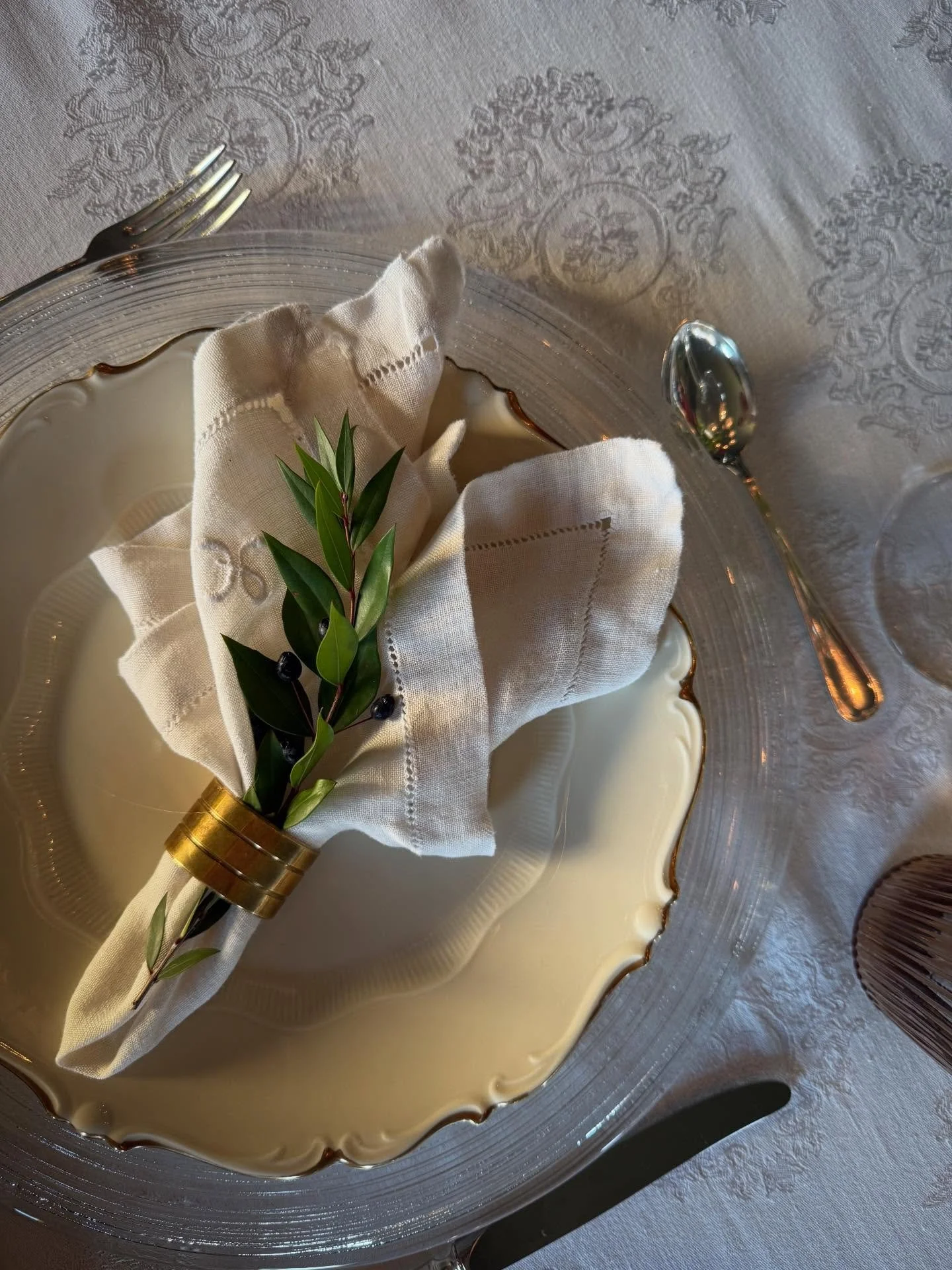 Ta vare p&aring; &oslash;yeblikkene🎄 
Det er noe ekstra med de h&oslash;ytidelige og spesielle dagene hvor vi tar frem det fineste vi har. Vi dekker bordet og pynter litt mer enn vanlig med det som betyr aller mest og det f&aring;r oss til &aring; h