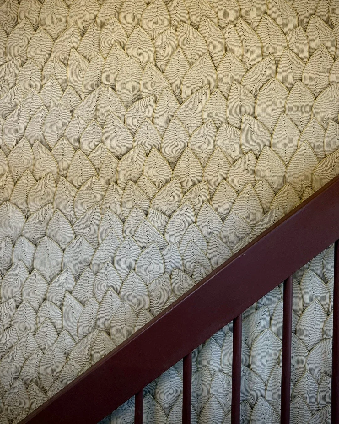 N&aring;r tapeten viser vei🌸
&Oslash;nsket var burgunder med innslag av tapet. Det var viktig at gangen ikke ble for m&oslash;rk, og valget falt derfor p&aring; denne utrolig fine tapeten som har en glitrende effekt og reflekterer lyset i taket p&ar