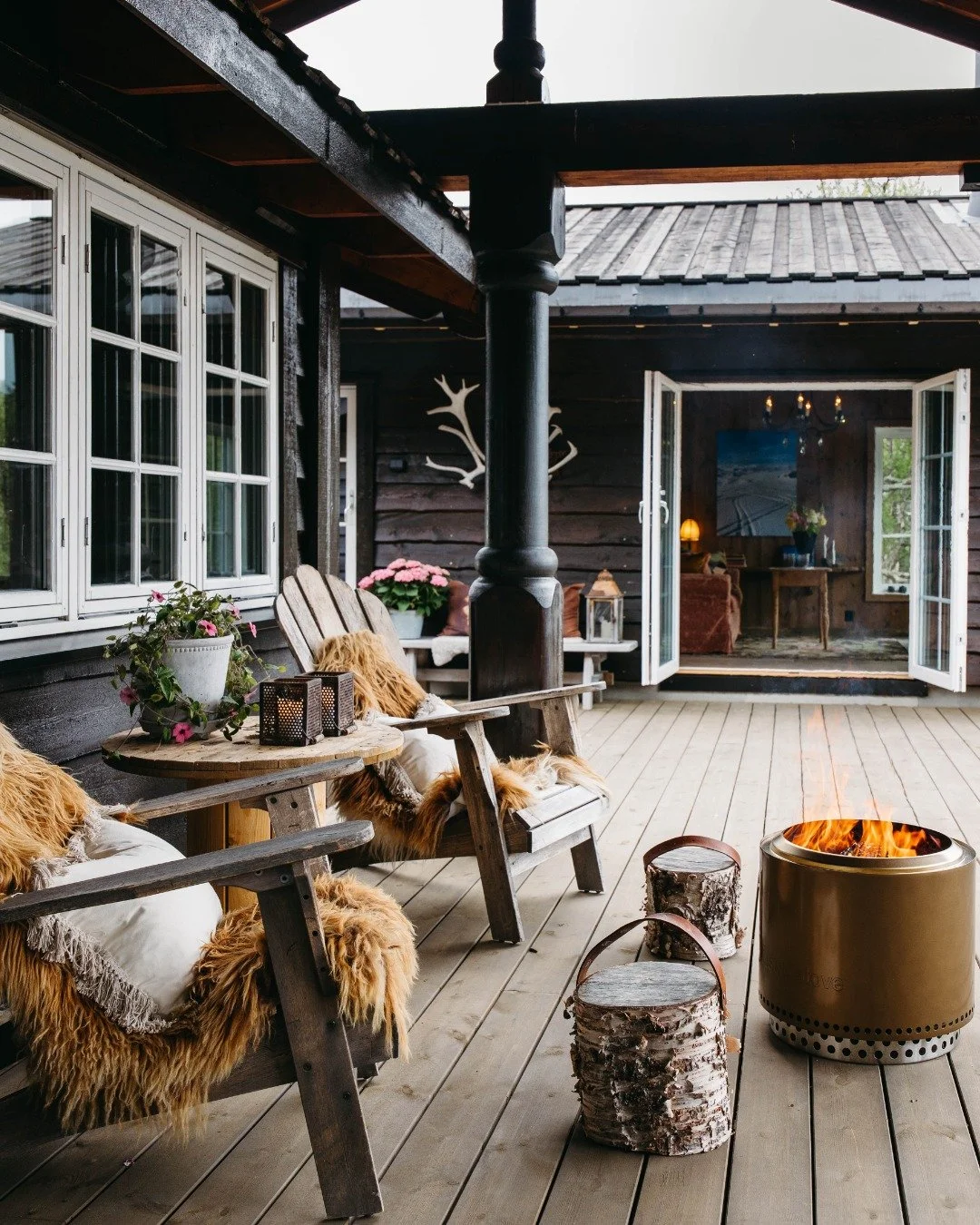 Filefjell &ndash; et sted det er godt &aring; v&aelig;re🌸
I denne utgaven av Maison kan du se mange fine bilder og lese om hvordan jeg tenkte da jeg skapte v&aring;rt fjellparadis. &Aring; ta vare p&aring; sjelen og historien til hytta var veldig vi