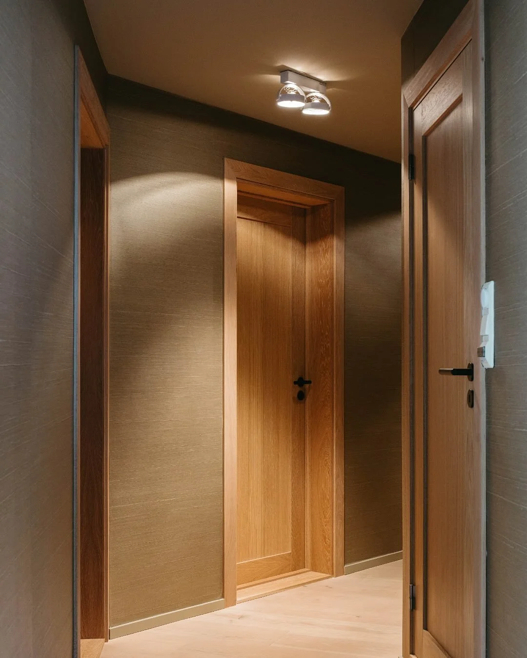 Ingen hemmelighet at jeg er veldig glad i tre og den effekten det gir i et rom. Derfor var ikke jeg vond &aring; be n&aring;r kunden ble fristet av tanken om &aring; bytte ut de hvite d&oslash;rene til eiked&oslash;rer 🤩 D&oslash;rer er en stor del 