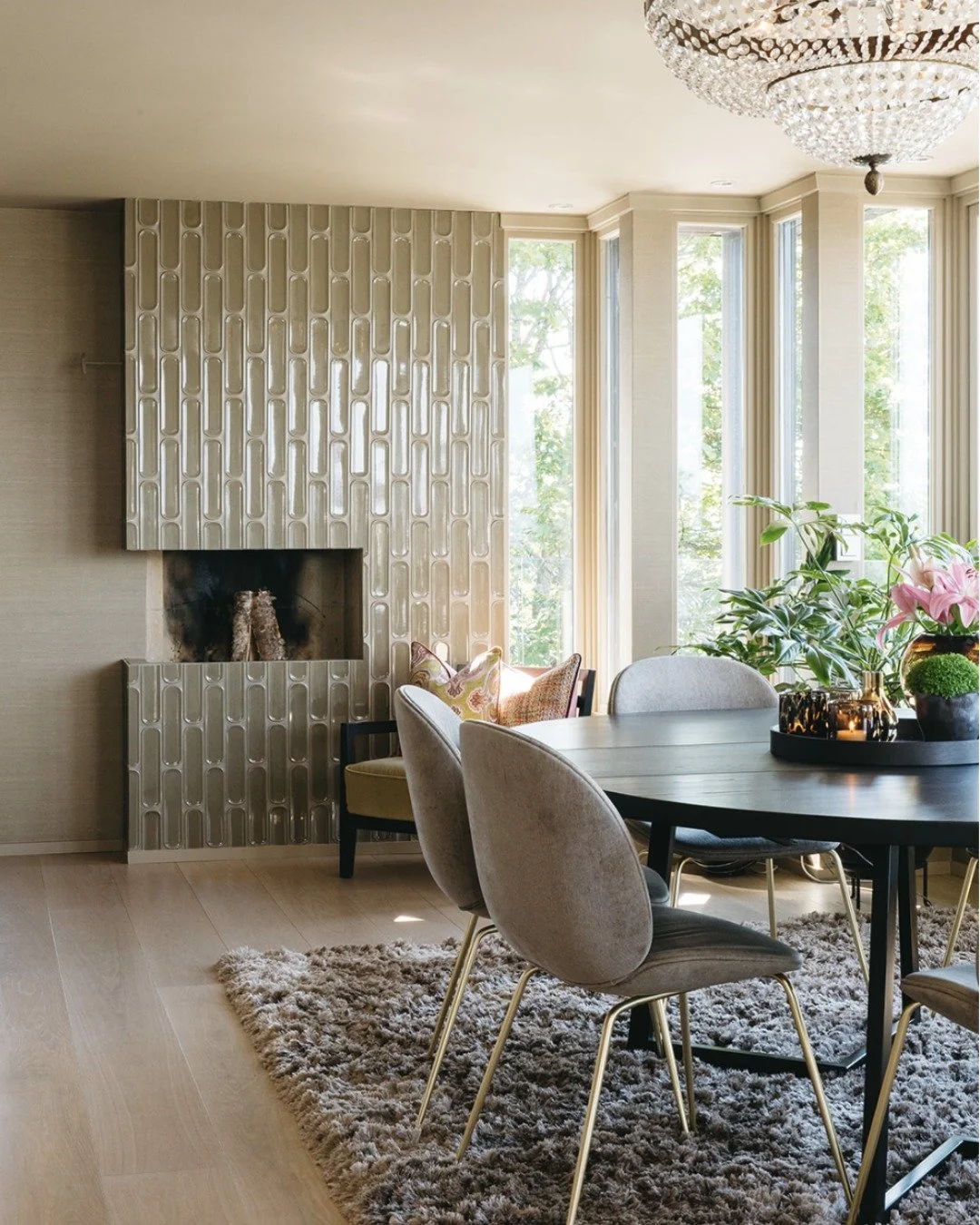 &Aring; endre farge og tekstur kan skape store endringer i atmosf&aelig;ren i et rom. Det er alltid moro &aring; se hva teksturer og farger gj&oslash;r med stemningen og utrykket. Vi endret farge p&aring; alle flater som taket, lister, karmer og tape