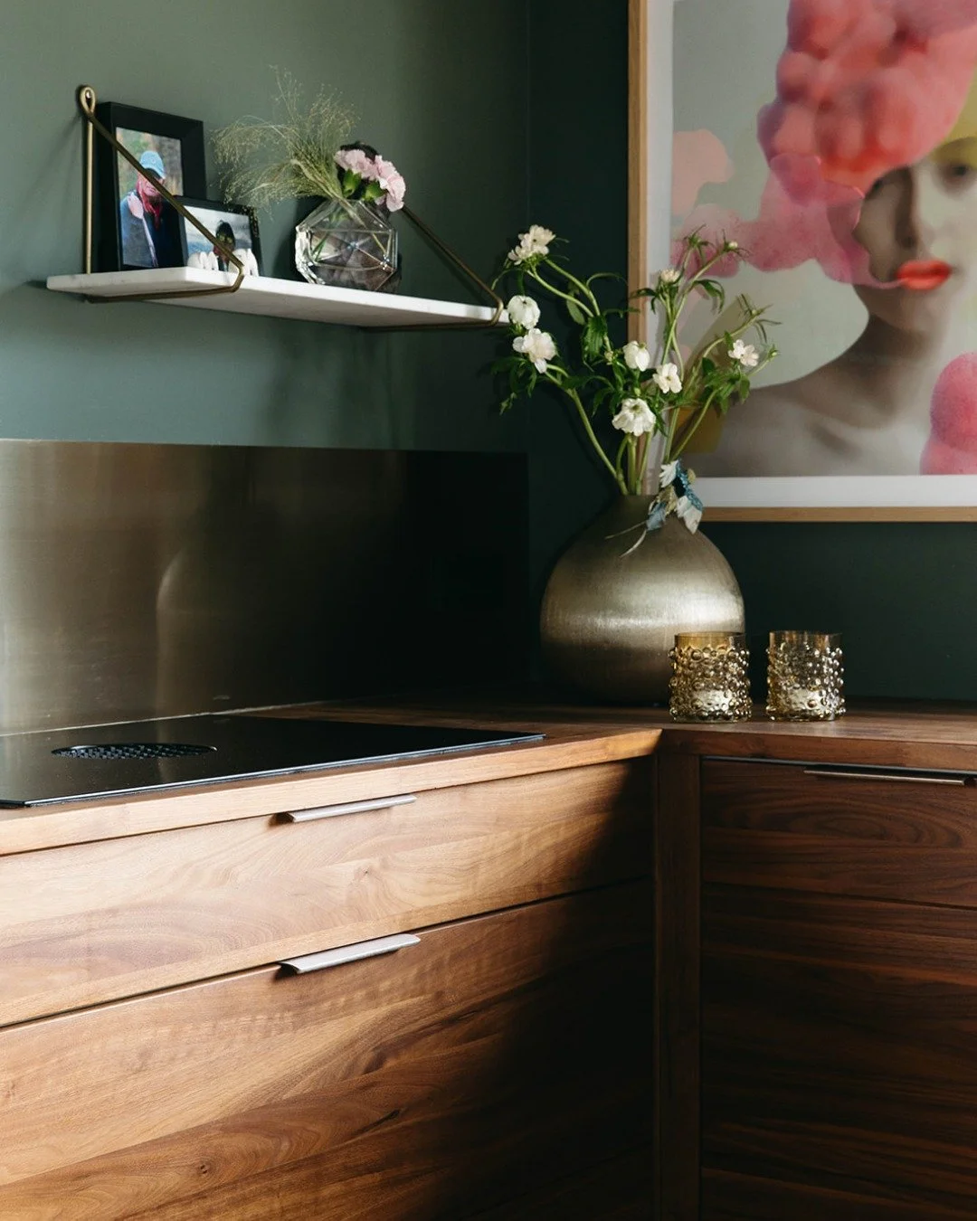 Den som leter, den finner gode l&oslash;sninger🌸
@olerudmaleogsnekkerverksted leverte dr&oslash;mmel&oslash;sningen. Heltre valn&oslash;tt p&aring; de gamle @kvikkitchen skrogene gjorde at kj&oslash;kkenet ble akkurat som &oslash;nsket. Gjenbruk p&a