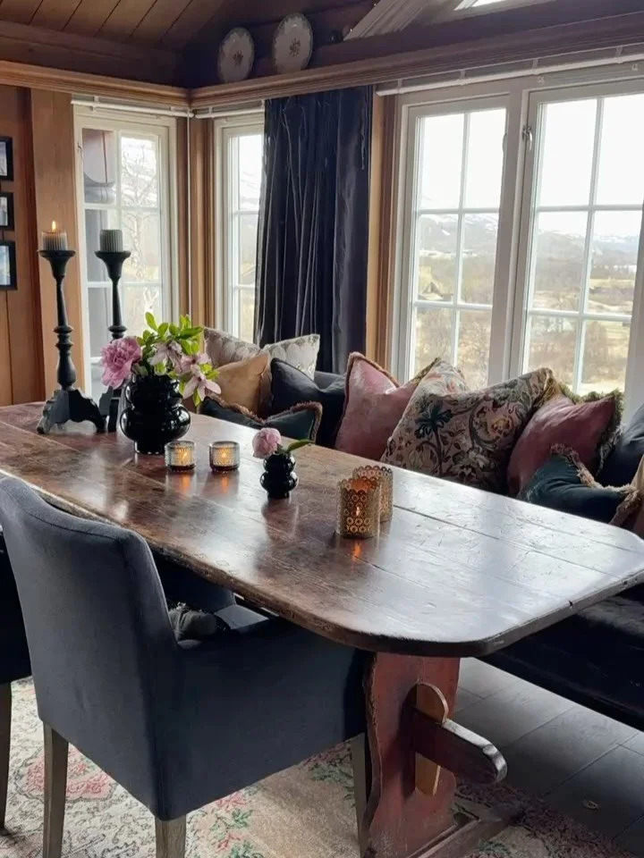 Mens @marte_br fra @eskeinterior snurret rundt i hengek&oslash;ya dekket jeg bordet og vipps  resulterte det i en veldig fin hjemmehos reportasje fra mitt hytteparadis&hellip;og ja, jeg kan bekrefte at Marte fant roen og ikke minst kom hel hjem🙏

Le