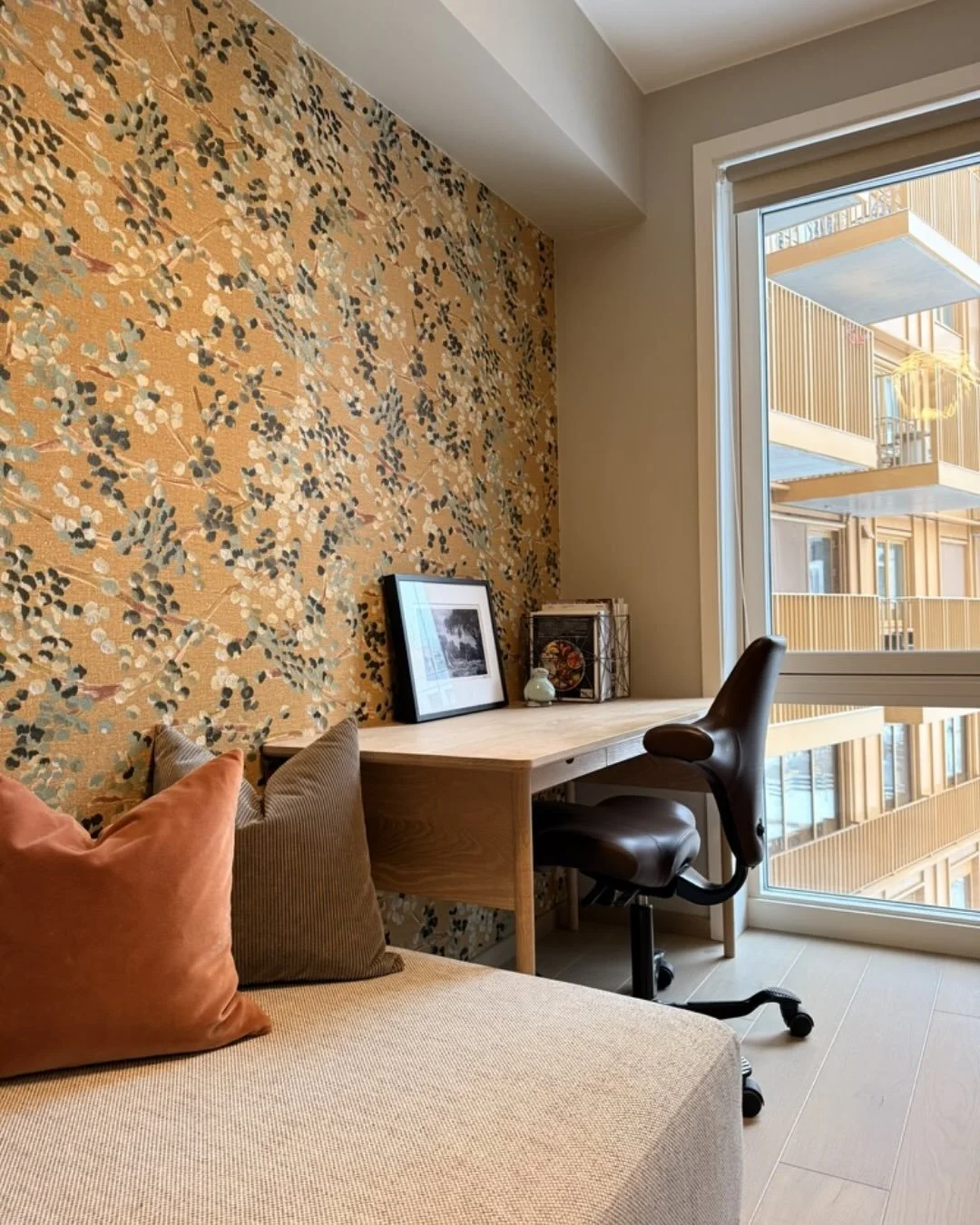 Personlig og lunt🌸

Kunden &oslash;nsket &aring; sette sitt eget preg p&aring; leiligheten og synes spesielt gangen var litt m&oslash;rk og kjedelig. Det var et sterkt &oslash;nske om &aring; f&aring; den fine, blomstrete tapeten fra Elitis til &ari