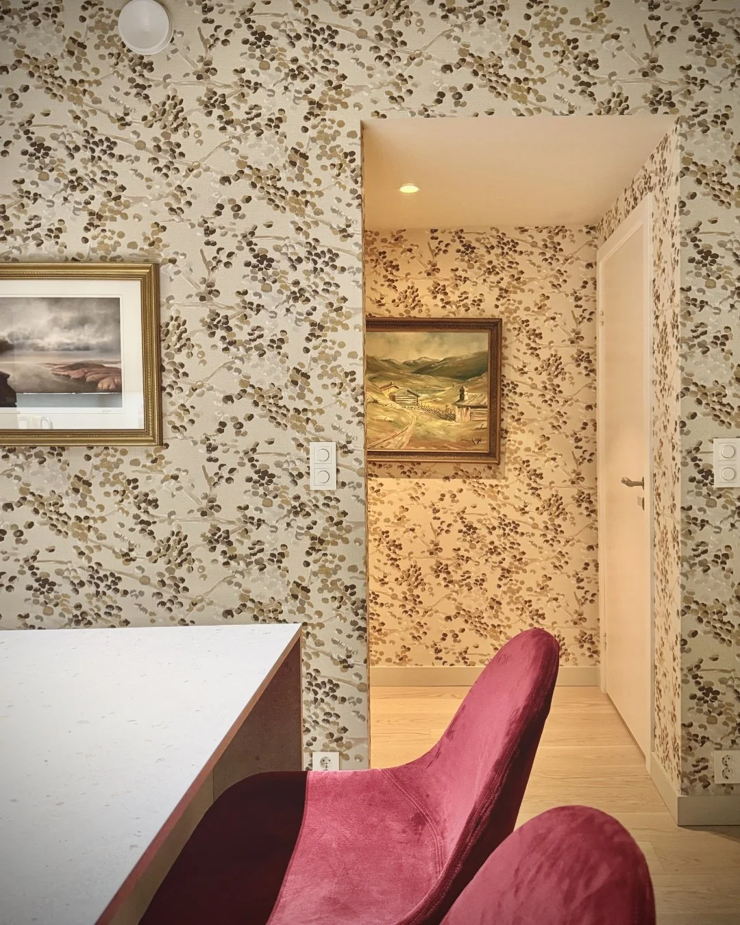 Personlig, lyst og varmt🌸
&Oslash;nsket var klart, men det var litt nakent og kaldt n&aring;r familien overtok. 
&Aring; male tak og vegger i en lys men varm farge som matchet tapeten som familien forelsket seg i var akkurat det som skulle til.
Litt