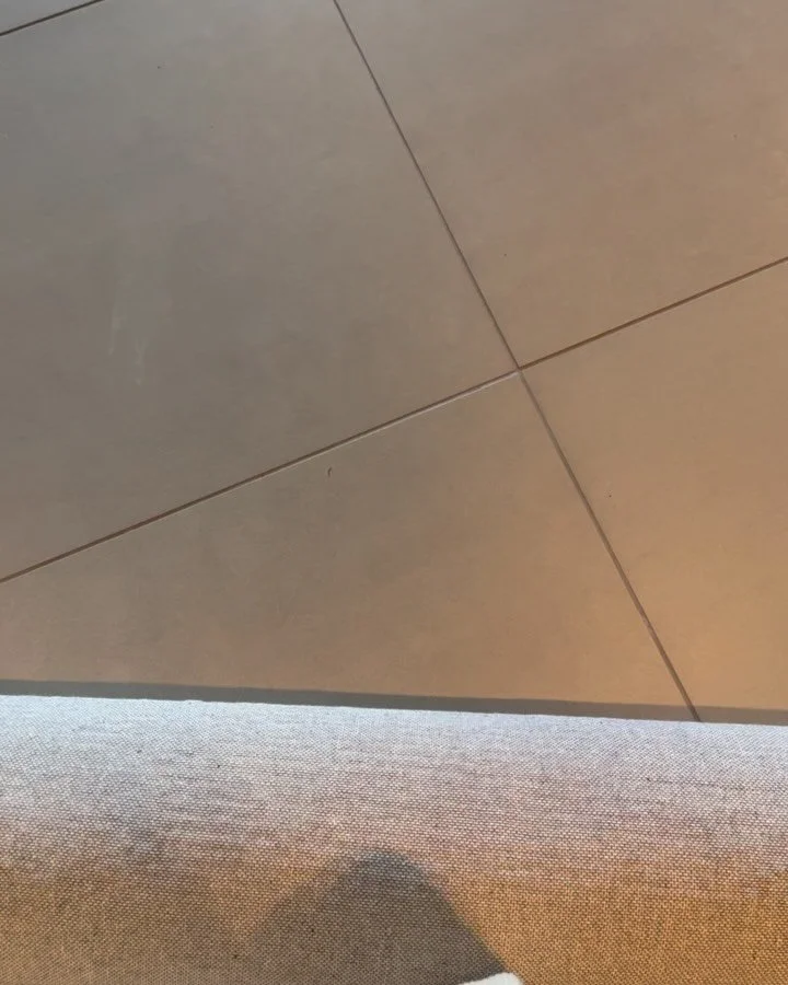 Teppet fra @plesner_patterns kom som bestillt og passet perfekt inn i gangen hos kunden. Skulle nesten tro at designeren Kikki Plesner visste hva jeg var p&aring; jakt etter💕

I trappen har kunden f&aring;tt en ny gyllen l&oslash;per som passer perf