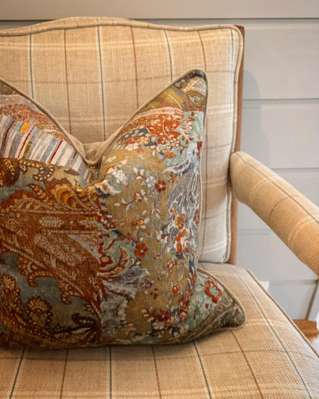 &Oslash;nsket var farger og m&oslash;nstre🌸

Kunden ville bytte alle de duse elementene som f&oslash;ltes feil og ukjent med nye fine farger og m&oslash;nstre.

&Aring; f&aring; alt det de likte til &aring; henge sammen med nye tekstiler var utrolig