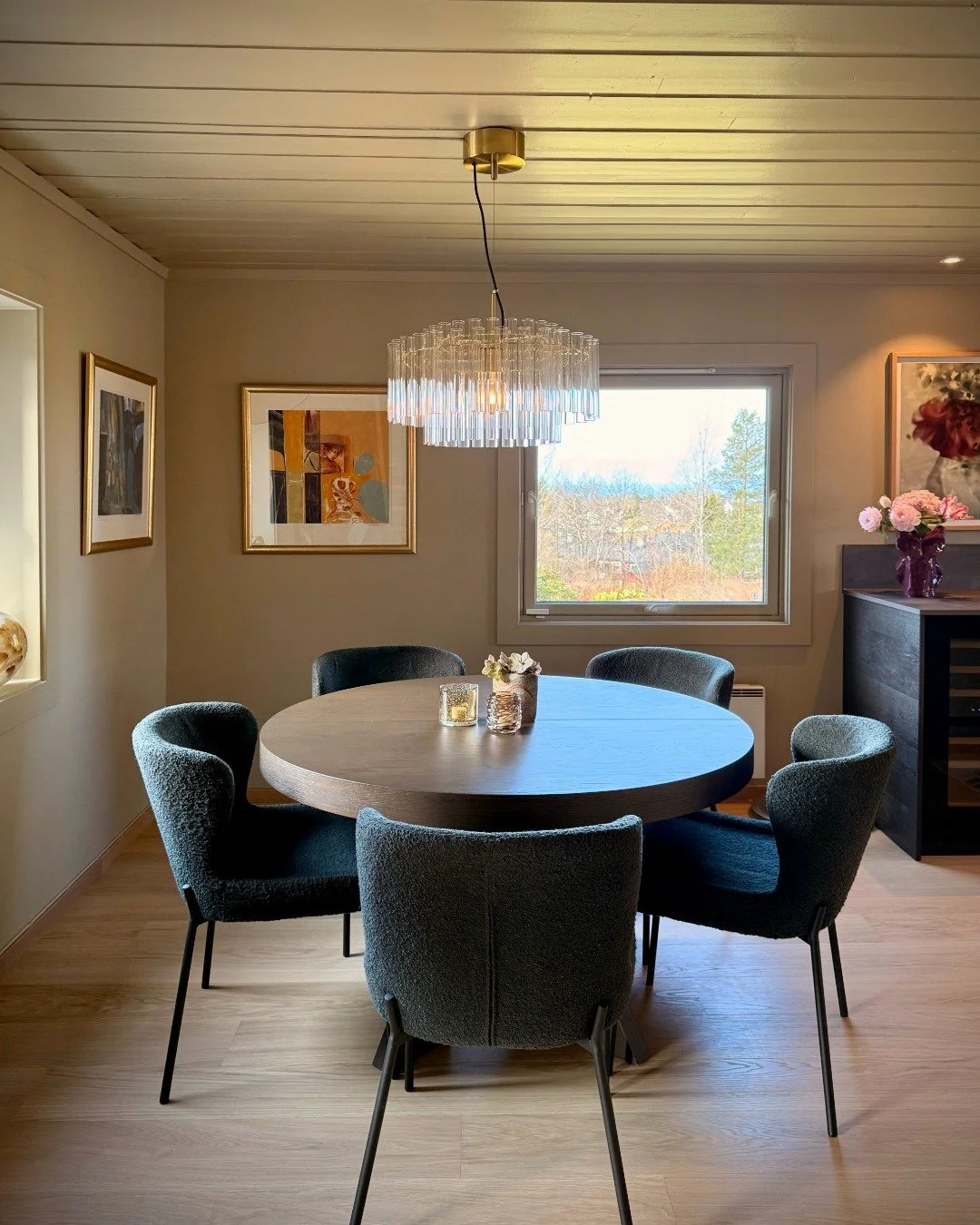 Del 2

Frodig men samtidig rent, moderne og elegant🌸

&Aring; bytte gulv, male alle flater, nytt kj&oslash;kken, ny trapp, nye d&oslash;rer og ny garderobe = mange avgj&oslash;relser og detaljer som skal p&aring; plass.

Vi jobbet oss gjenneom med d