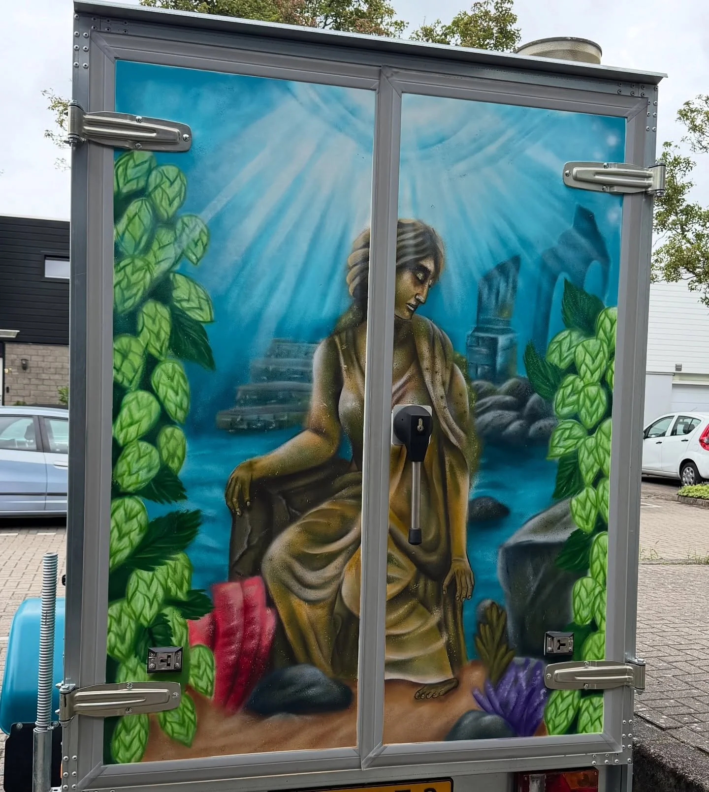 Painted this beertruck for @despeciaalbiertruck , it was totally white&hellip; and now it has a Atlantis atmosphere where beer elements are hiding in the ocean, find them and let me know what you think🍻

Full progress video + my street art tips for 