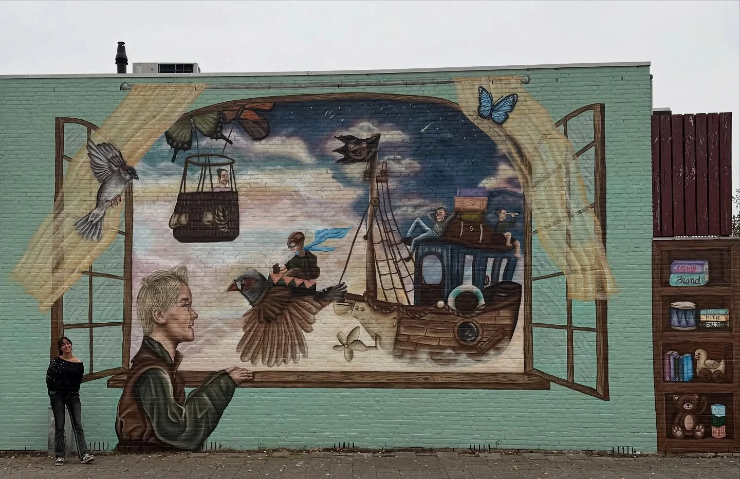 🇳🇱Nederlands: 

Mijn eerste grote buiten mural is een feit! En wat was dit een super leuke ervaring! In samenwerking met de gemeente heb ik een uitgebreid buurtparticipatie project van gemaakt en heb tijdens het gehele project ruim 300 mensen die a