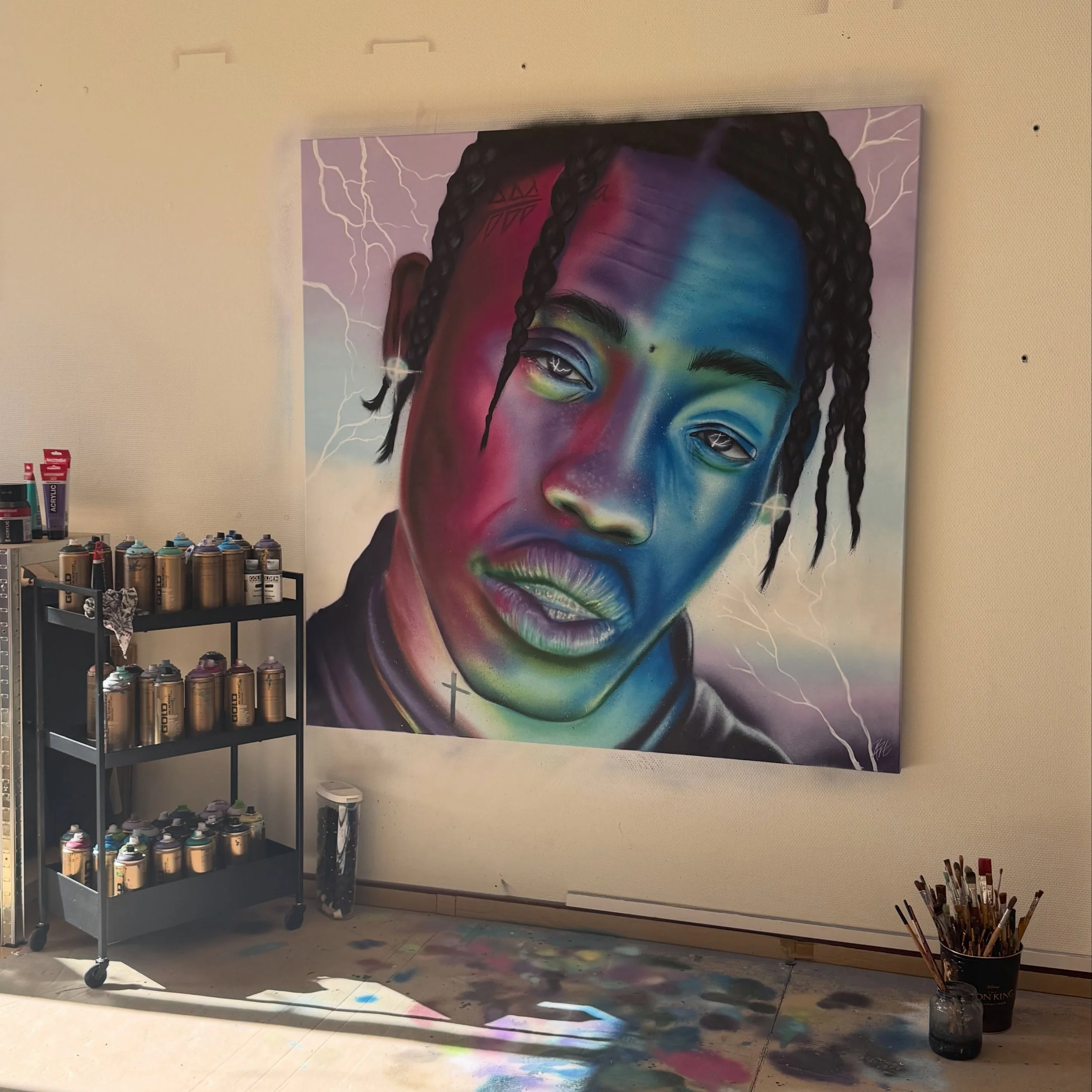 The sunlight in my studio is everything 🤌🏼 Travis Scott painting on canvas made with spraypaint #travisscott #spraypaint #art #streetart #graffiti