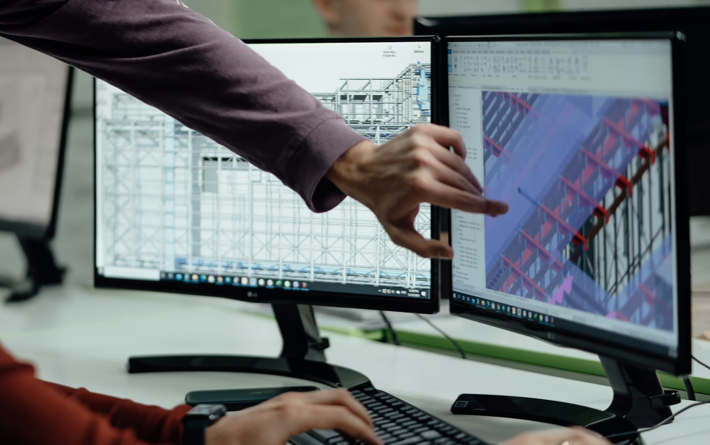 Ingenieur werkt met BIM software op dubbele schermen voor ontwerp en coördinatie van bouwproject