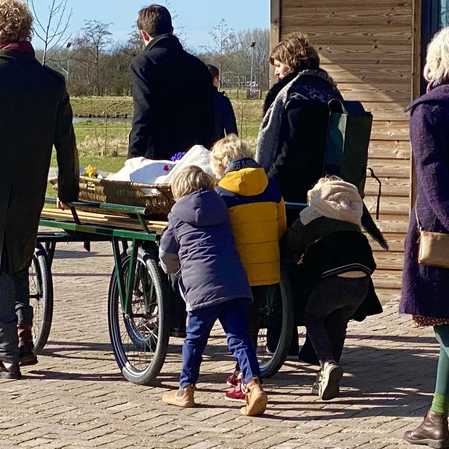 Rooshert Uitvaartbegeleiding - kinderen betrekken bij een uitvaart.jpg