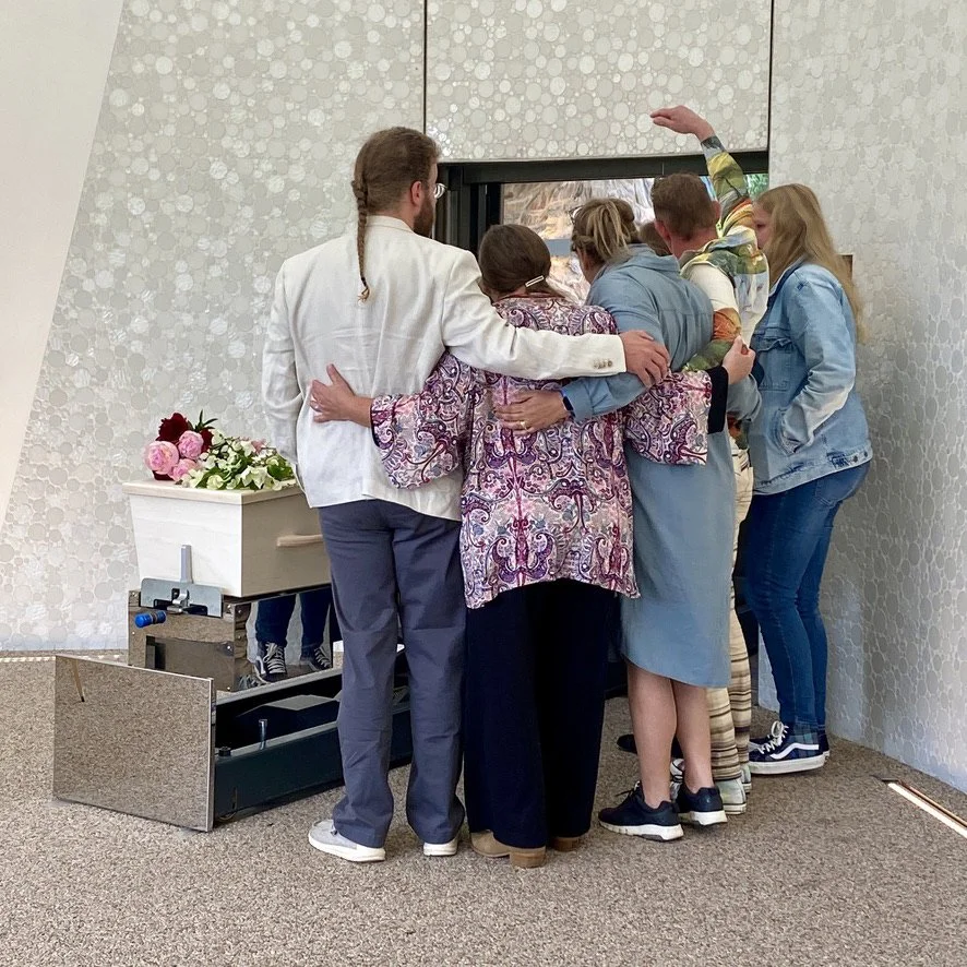 Rooshert Uitvaartbegeleiding - overledene begeleiden bij invoer in de oven.jpg