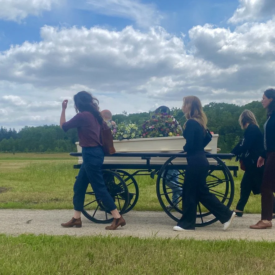 Rooshert Uitvaartbegeleiding - overledene op loopkoets - Natuurbegraafplaats Heidepol.jpg