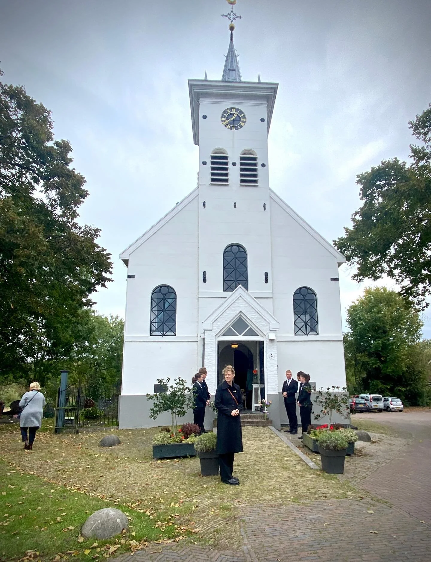 De Schellingwouderkerk, wat een prachtig klein kerkje in Waterland.
Authentiek en vol karakter.
Een bijzondere intieme plek voor een uitvaart.
De dragers van Ferentes, die voor deze dienst gevraagd waren, vulden deze schoonheid met hun respectvolle a