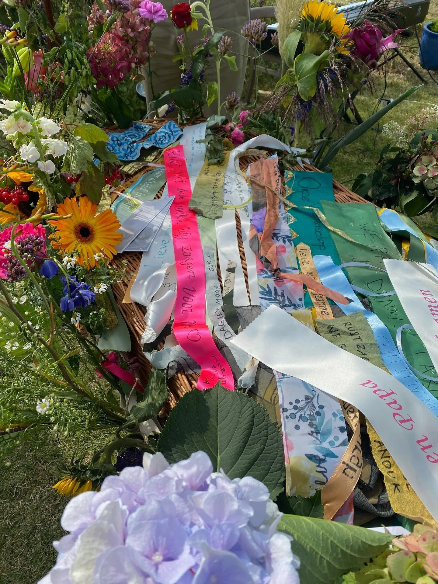 Op haar mand ligt een deken vol kleuren en herinneringen.  Precies zoals zij zich dat had voorgesteld, voorafgaand aan haar overlijden:  &ldquo;Vraag iedereen een stukje stof of een lint mee te nemen, met daarop een groet of een herinnering.&rdquo;
 