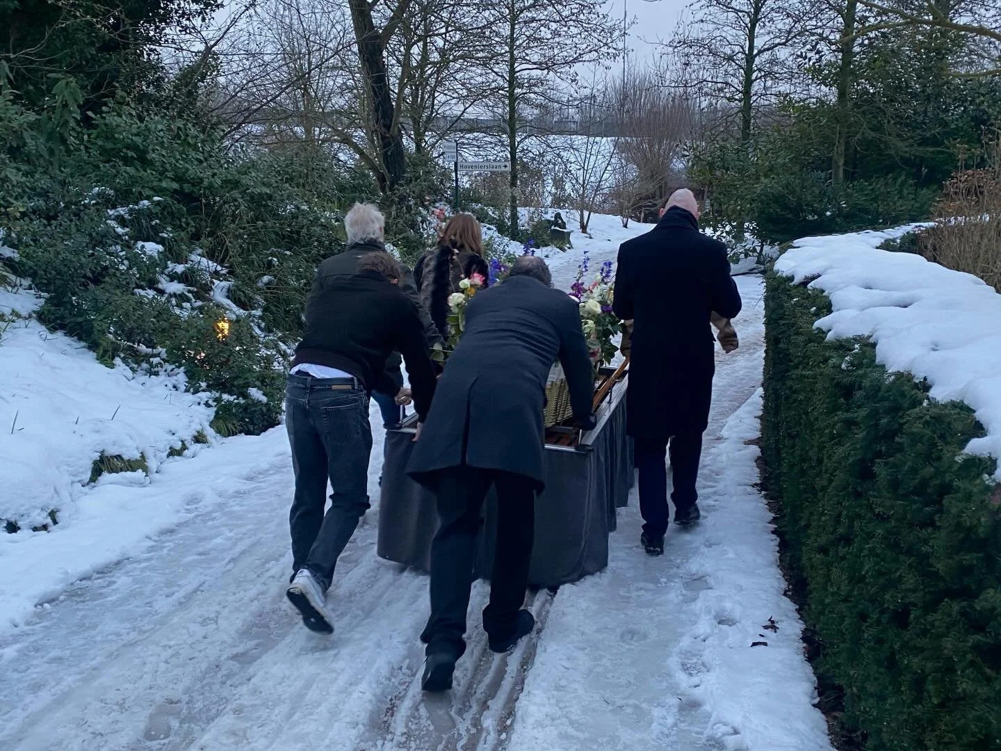 Vandaag de crematiegang op Zorgvlied.
Soms liefelijk en zacht.
Vandaag robuust, gedragen door kou, sneeuw en liefde.
Samen, tot het einde.