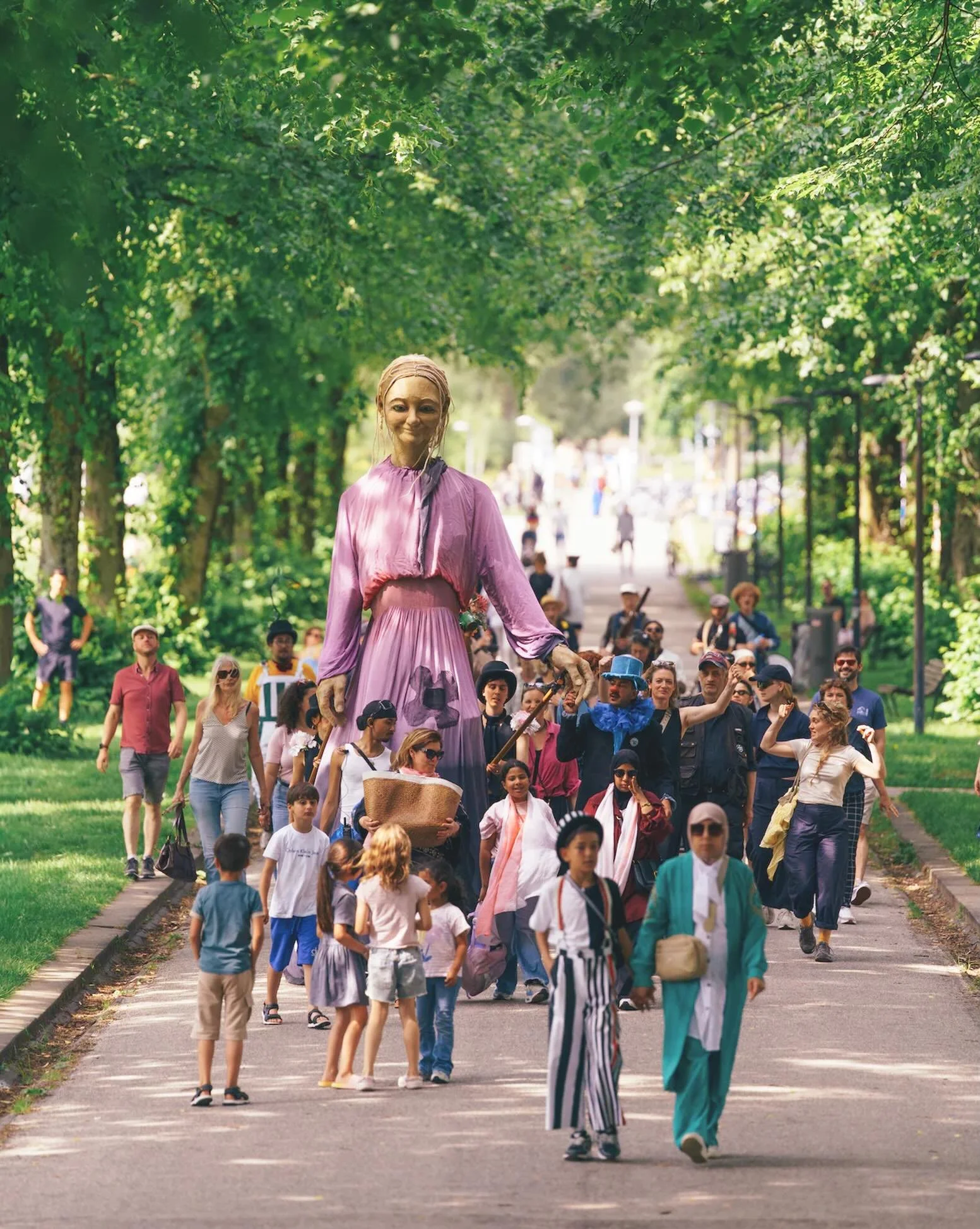De komende maand trekt De Stoet door Amsterdam-West en Nieuw-West. Het is een theatrale wandeling over verlies en vreugde &eacute;n tegelijkertijd de symbolische begrafenis van hoofdrolspeler Sacha Muller, die ongeneeslijk ziek is. 
&lsquo;Achter elk