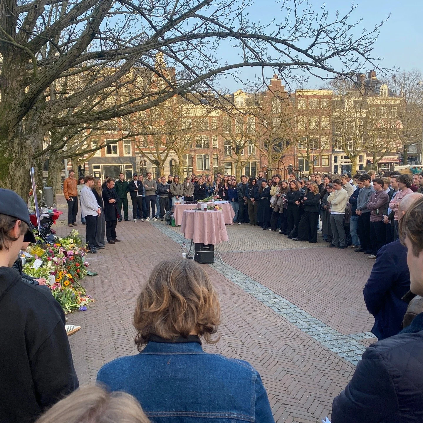 Enkele dagen voor de herdenkingsdienst van Maxime in De Duif kwamen zo&rsquo;n 150 studenten samen op het Amstelveld om hun vriend en studiegenoot te herdenken, die omkwam bij een lawine in Zwitserland.

Er waren toespraken, muziek en stilte.
Twee mi