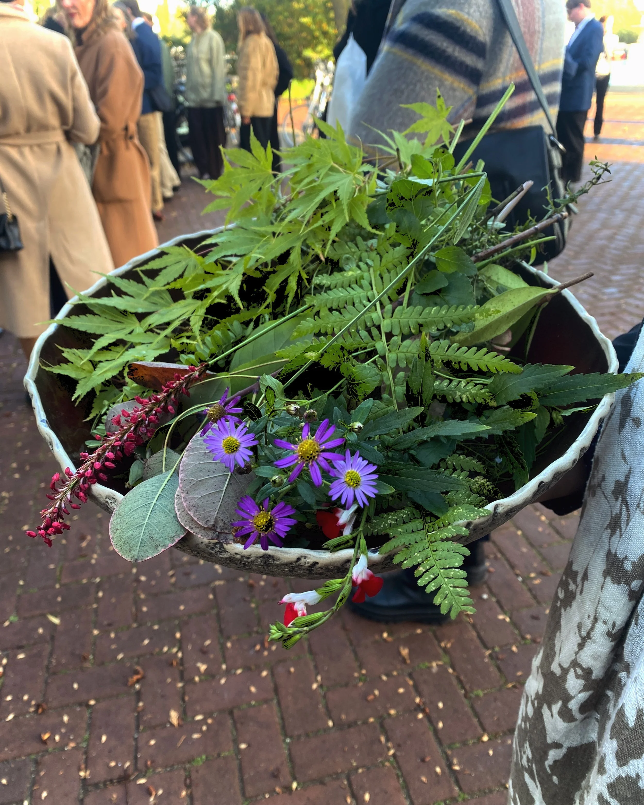De schoonheid van eenvoud ❤️. 

Takjes, blaadjes en enkele bloemen uit de tuin. 
Met aandacht verzameld en met zorg neergelegd op zijn wade, als laatste groet.

Geen uitbundige bloemstukken, alles van dichtbij.
Juist in die eenvoud zit iets moois. 

