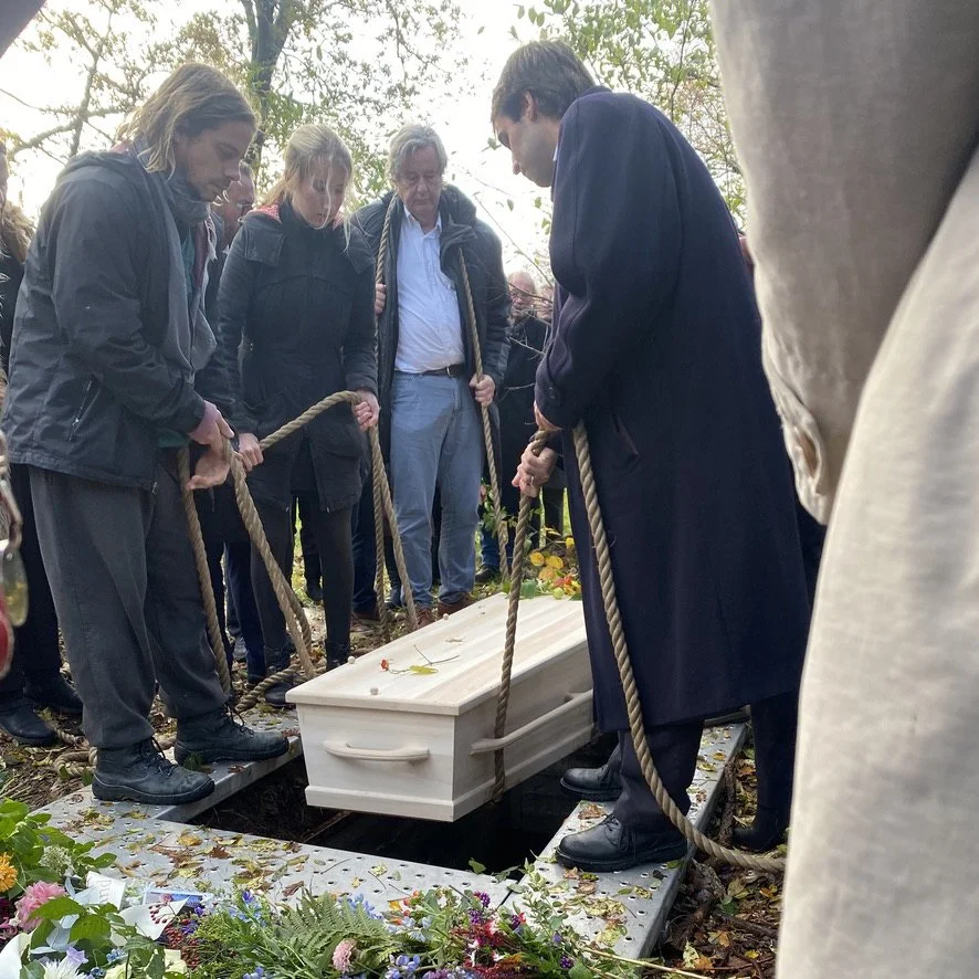 Rooshert Uitvaartbegeleiding - kist laten dalen met touwen 2.jpg