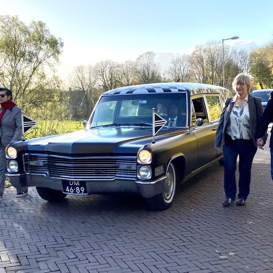 Rooshert Uitvaartbegeleiding - rouwvervoer met oldtimer.jpg