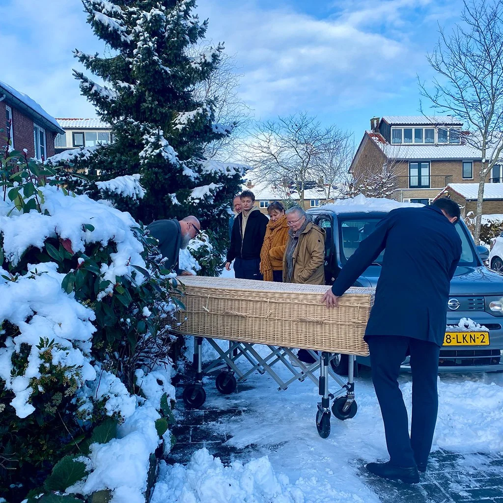 Rooshert Uitvaartbegeleiding - uitgeleide in sneeuwlandschap.jpg