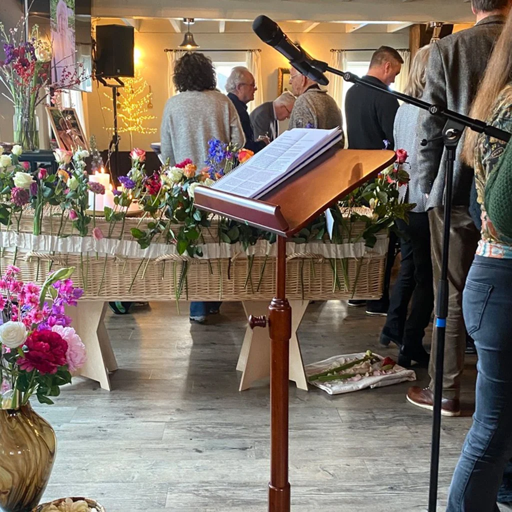 Rooshert Uitvaartbegeleiding - uitvaart op alternatieve locatie.jpg