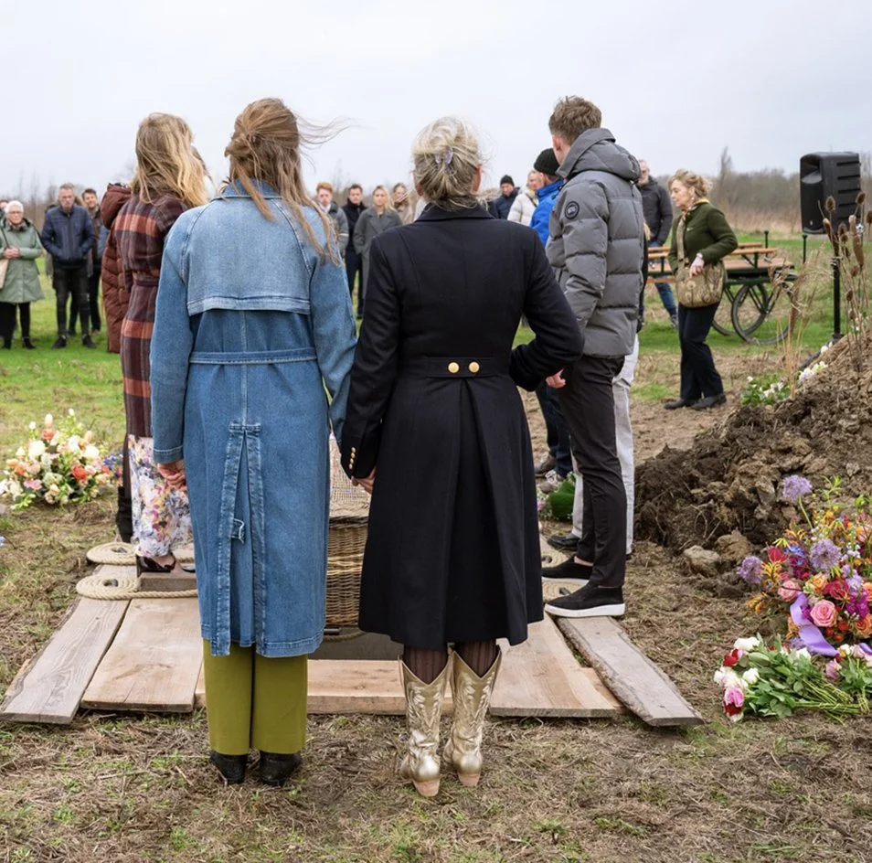 Rooshert Uitvaartbegeleiding - begraving natuurbegraafplaats Geestmerloo Koedijk..jpg